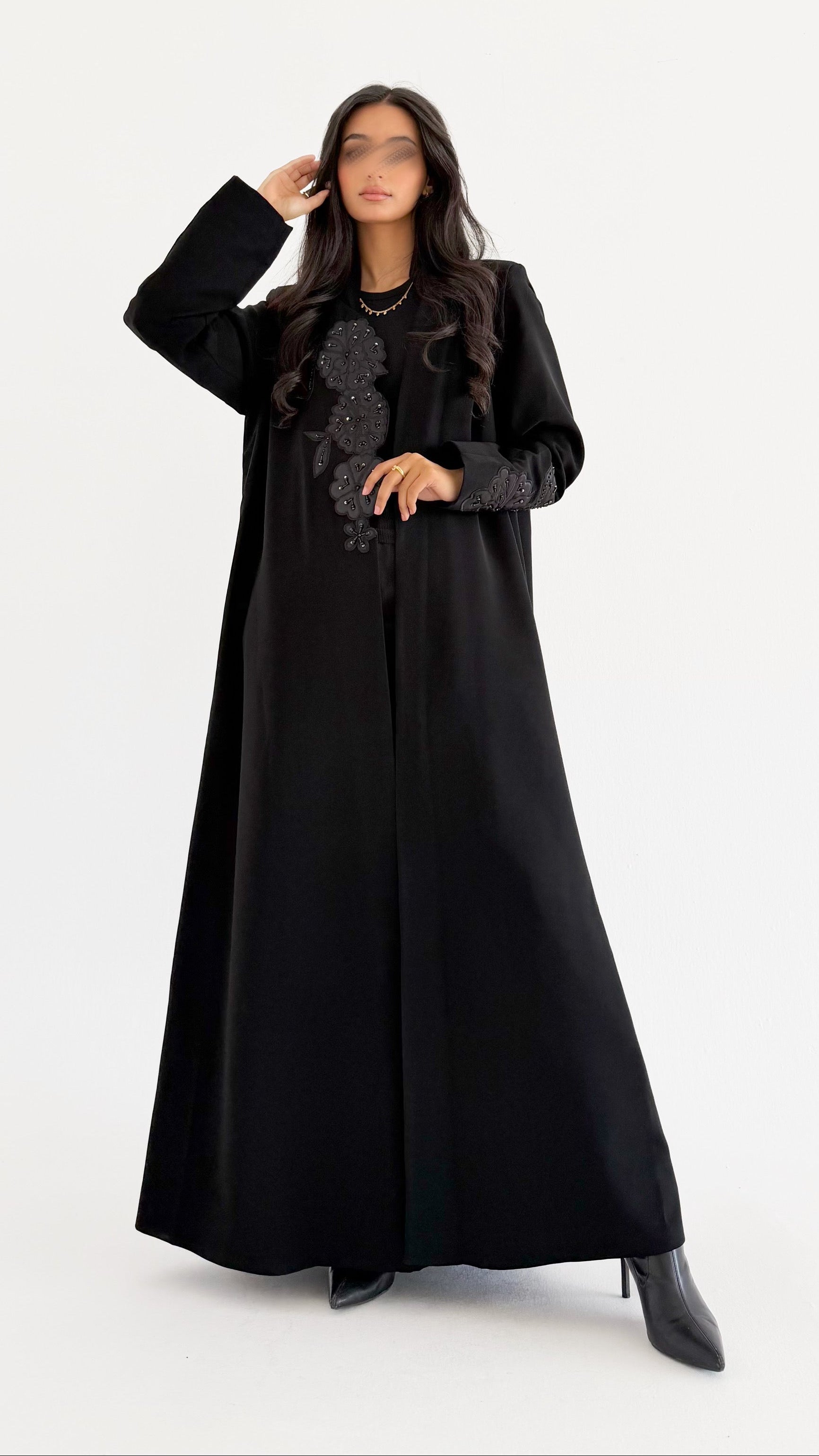 MW1792 - عباية كوبرا شغل يدوي مع وردة بارز تطريز