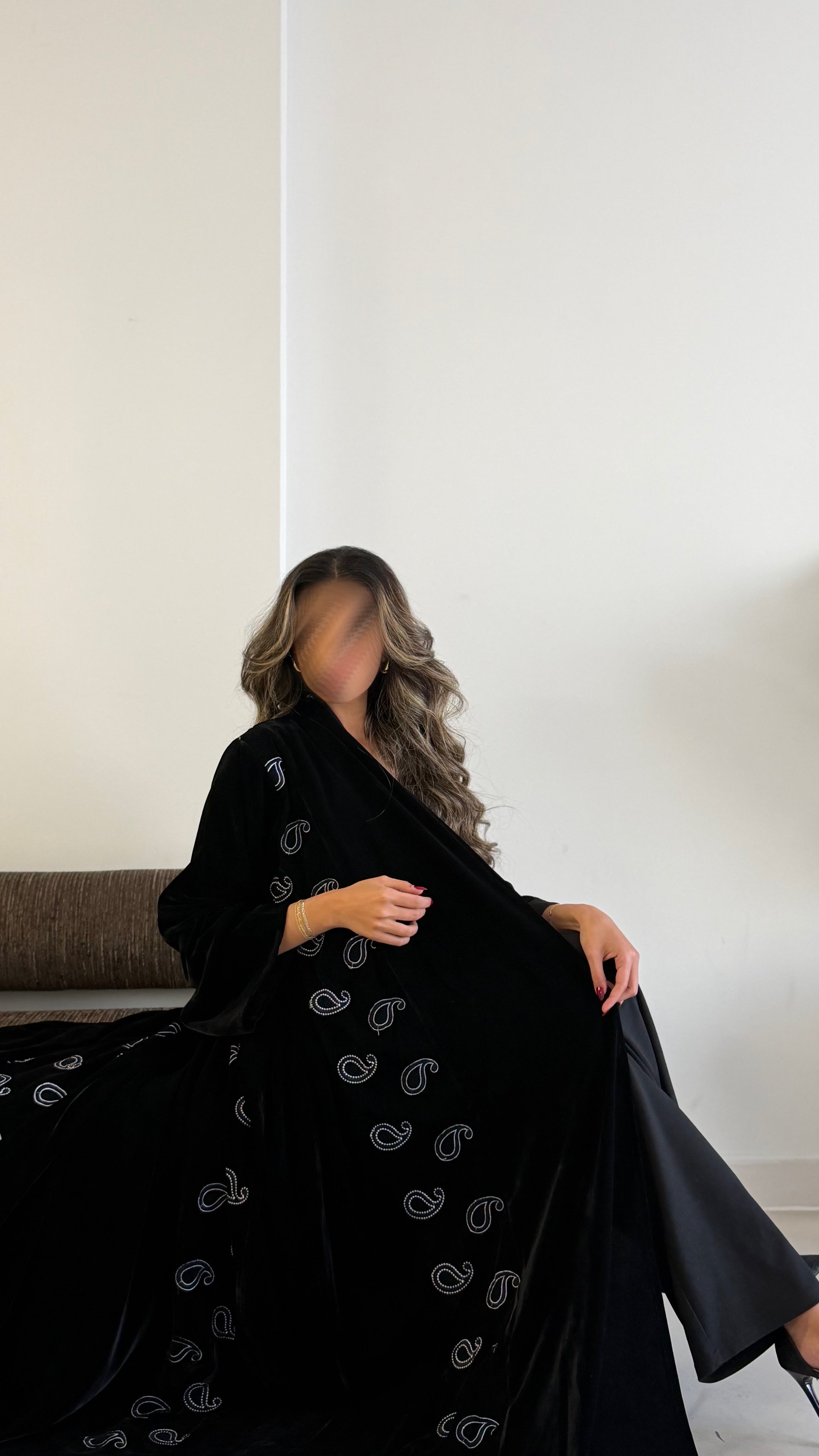 MW1801 - عباية مخمل مع اضافة تطريز كمبويتر على الجوانب - Aya