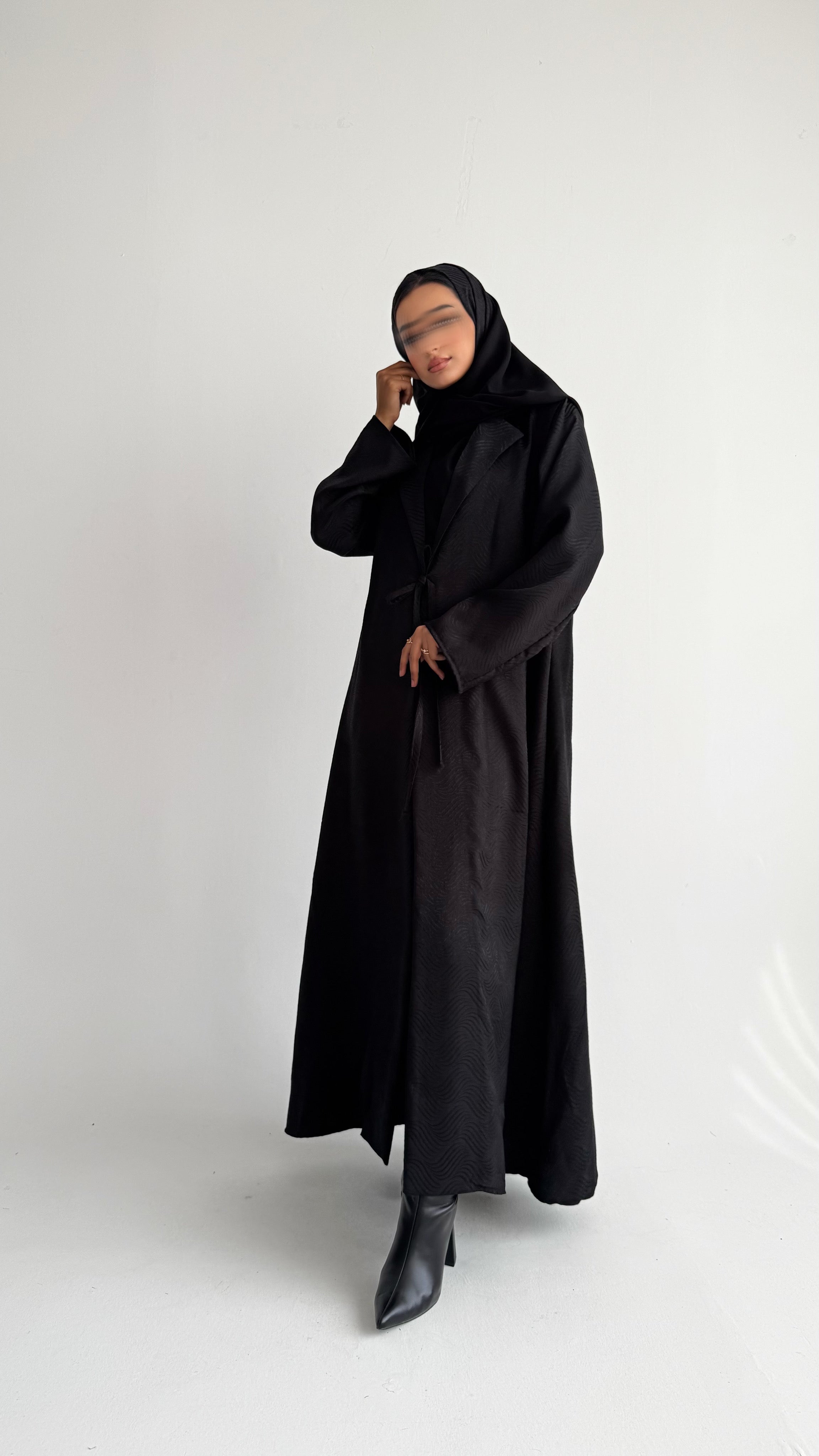 MW1844 - عباية جاكار فاخرة بتصميم ياقة بليزر ناعم مع ربطة أمامية تمنحك إطلالة راقية وعصرية - Aya