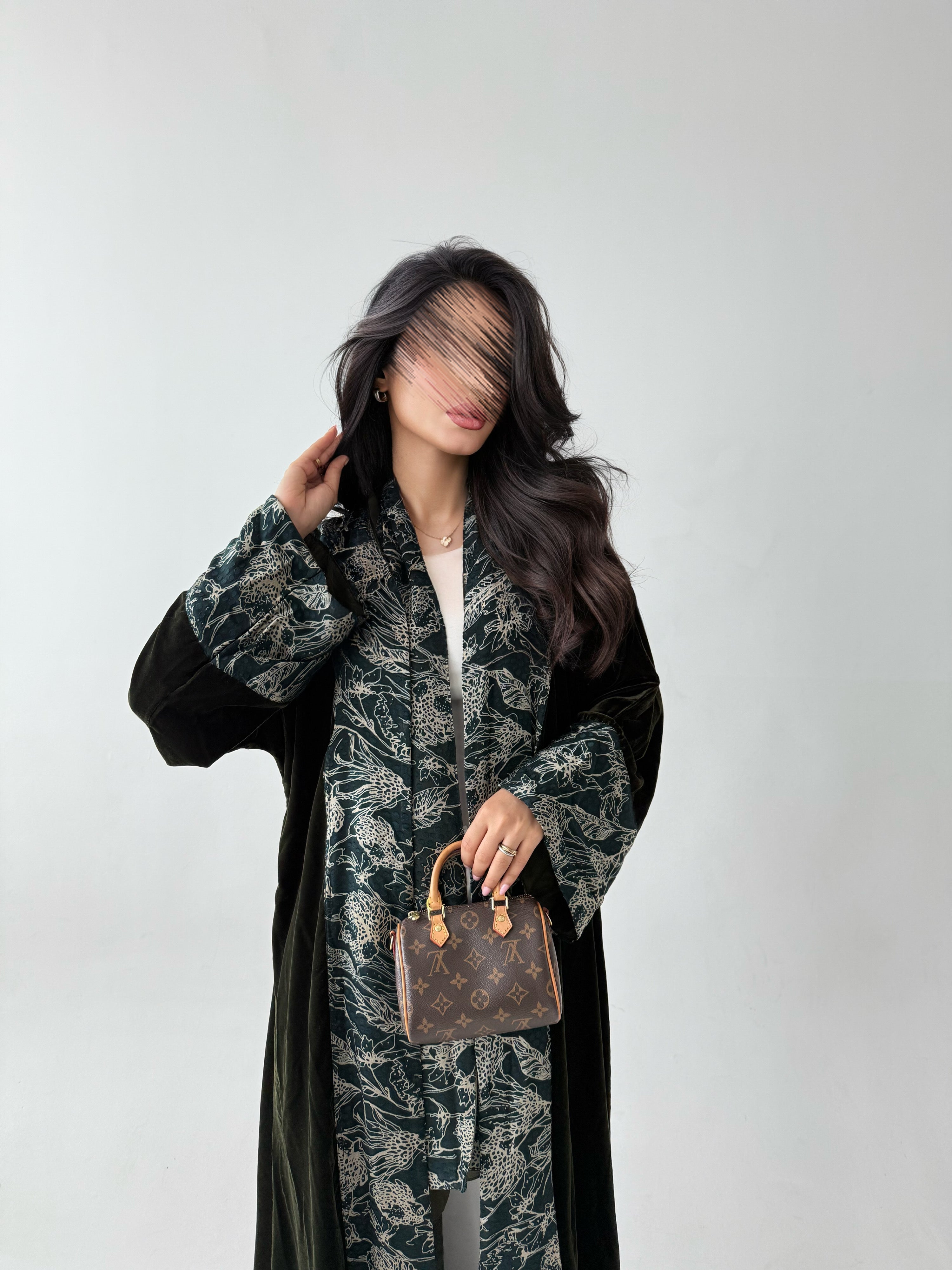 MWT809 - عباية مخمل مع تدخيلة مشجر