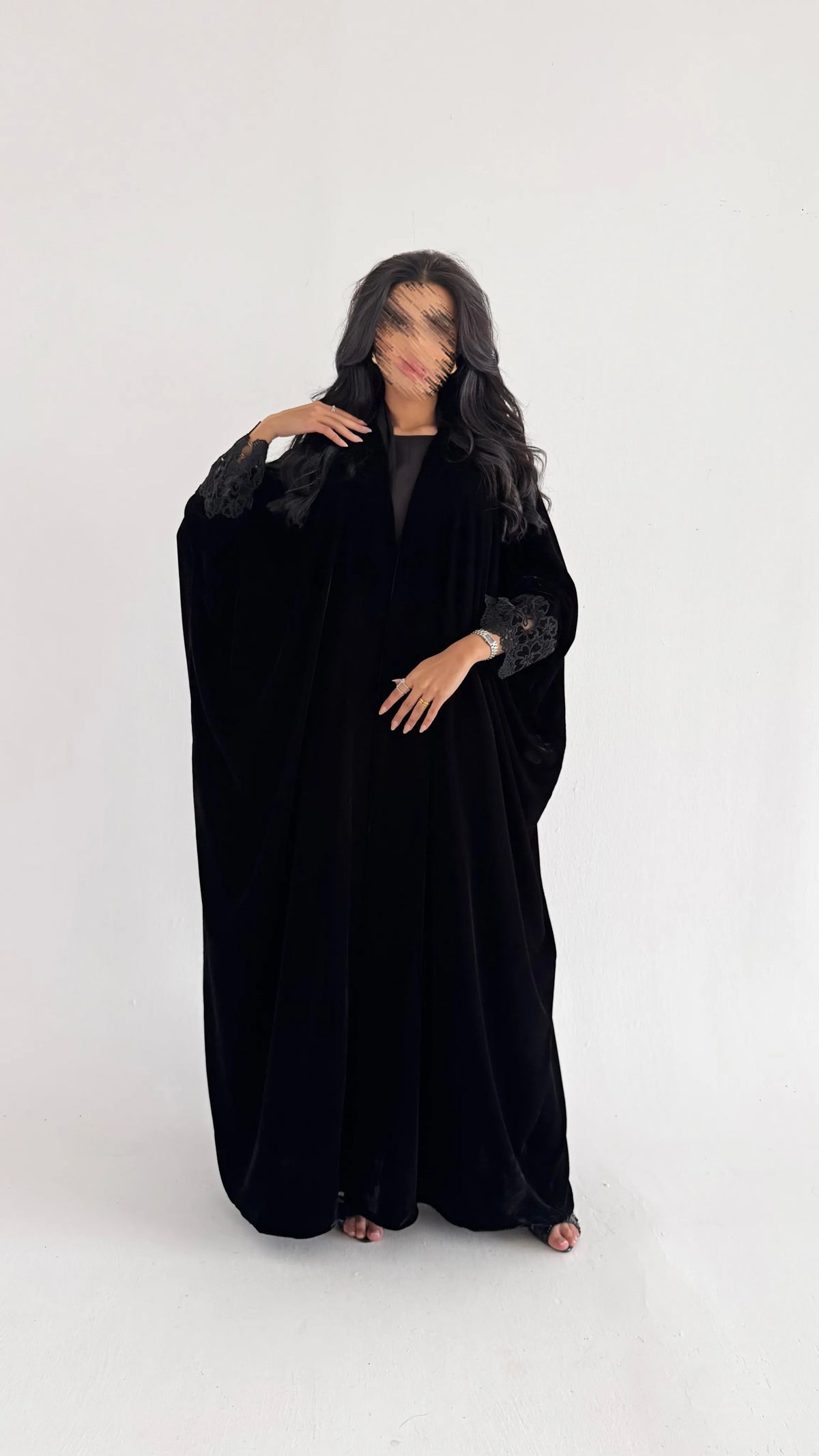 MW526  - عبايه سوداء مخمل نص بشت مع كم مزين بكلفة مخمل - Aya