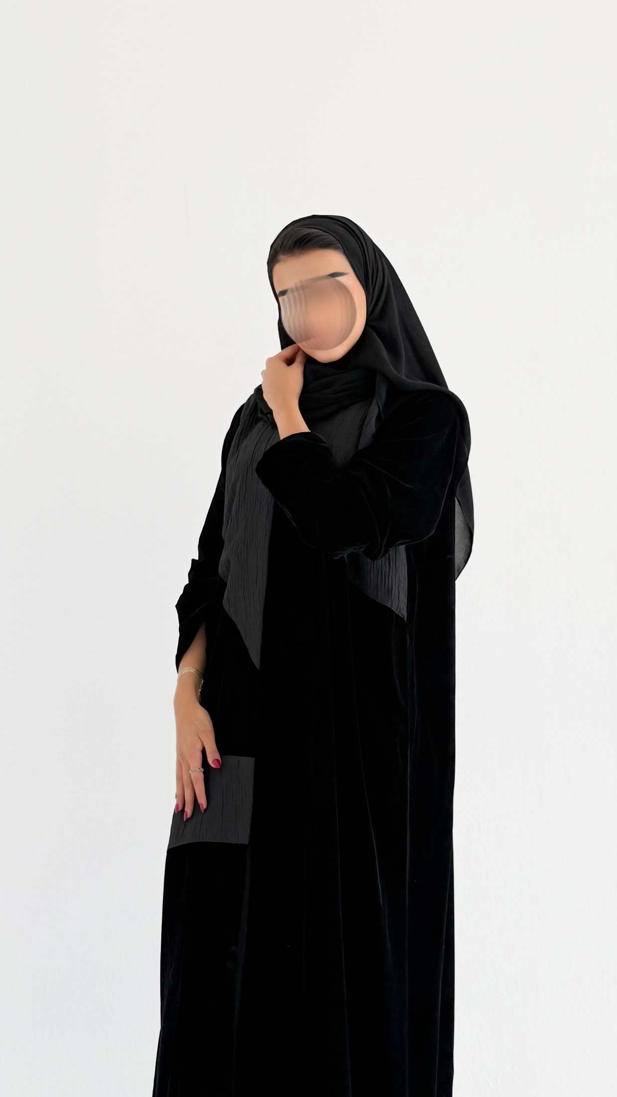 MWT644 - عباية مخمل مع تدخيلة جاكار - Aya