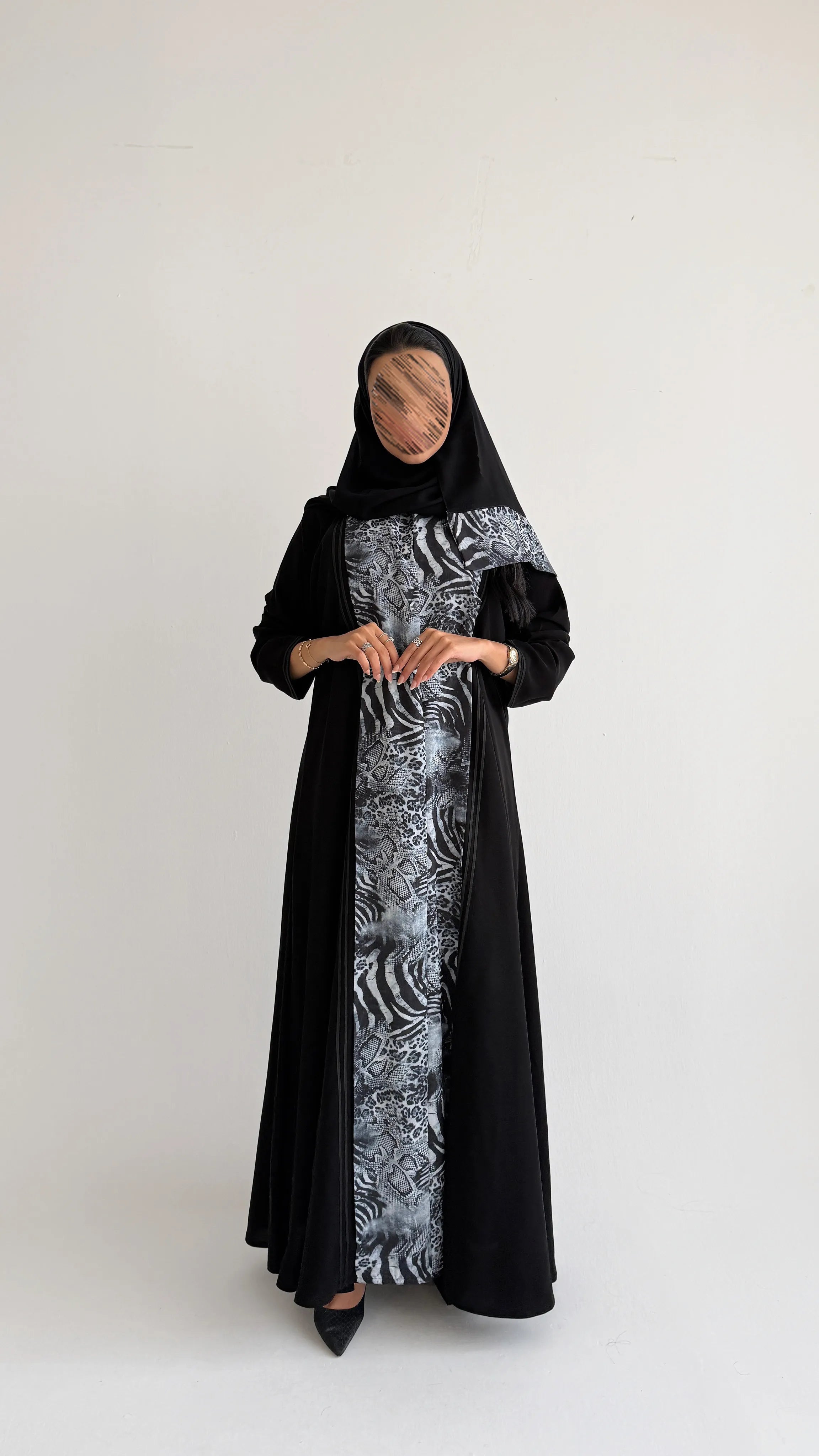 MWT1258 - عباية اسود بتدخيله بالامام - Aya