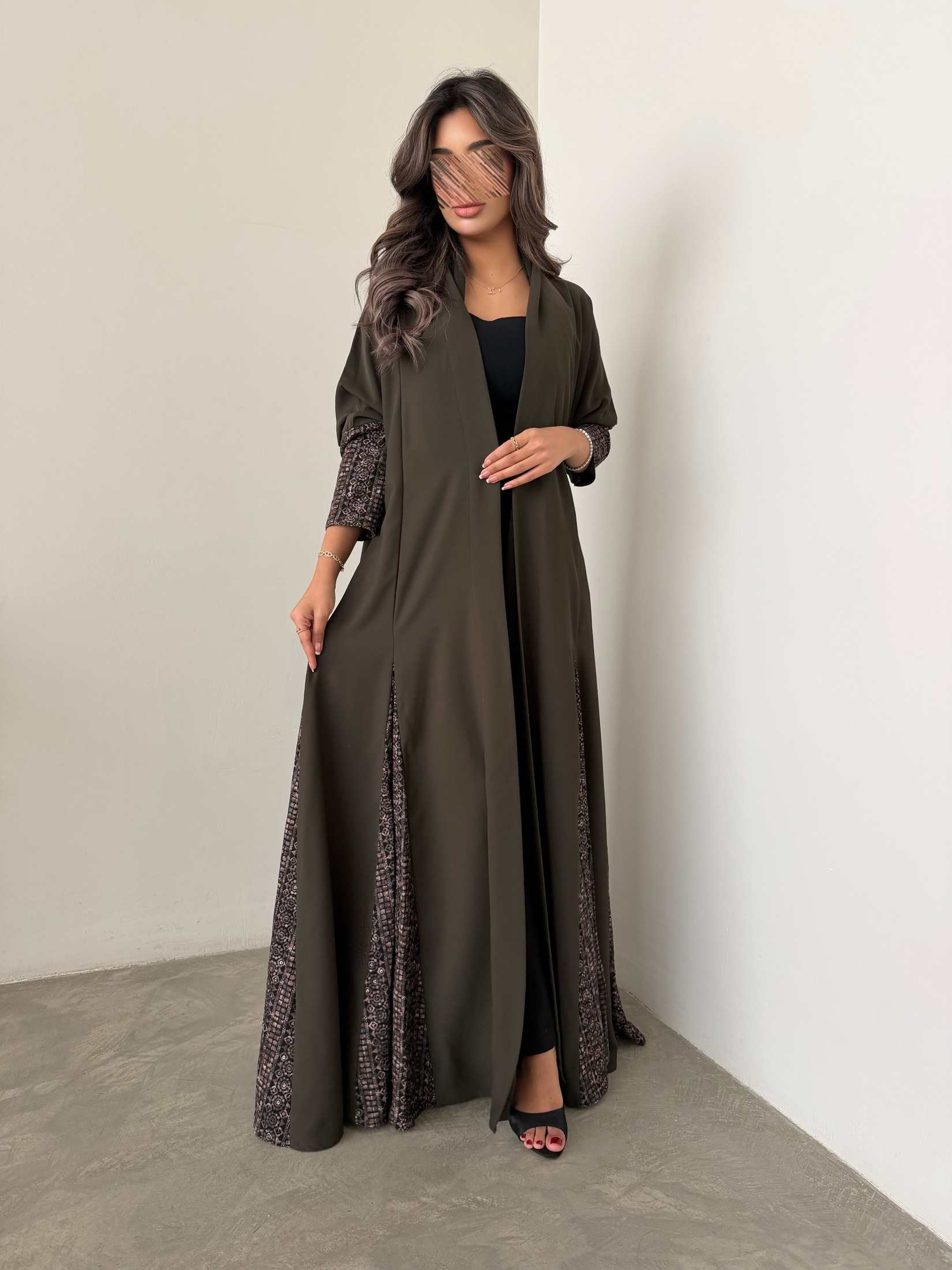 MWT770 - عباية كريب مع تدخيلة لنن هندي - Aya