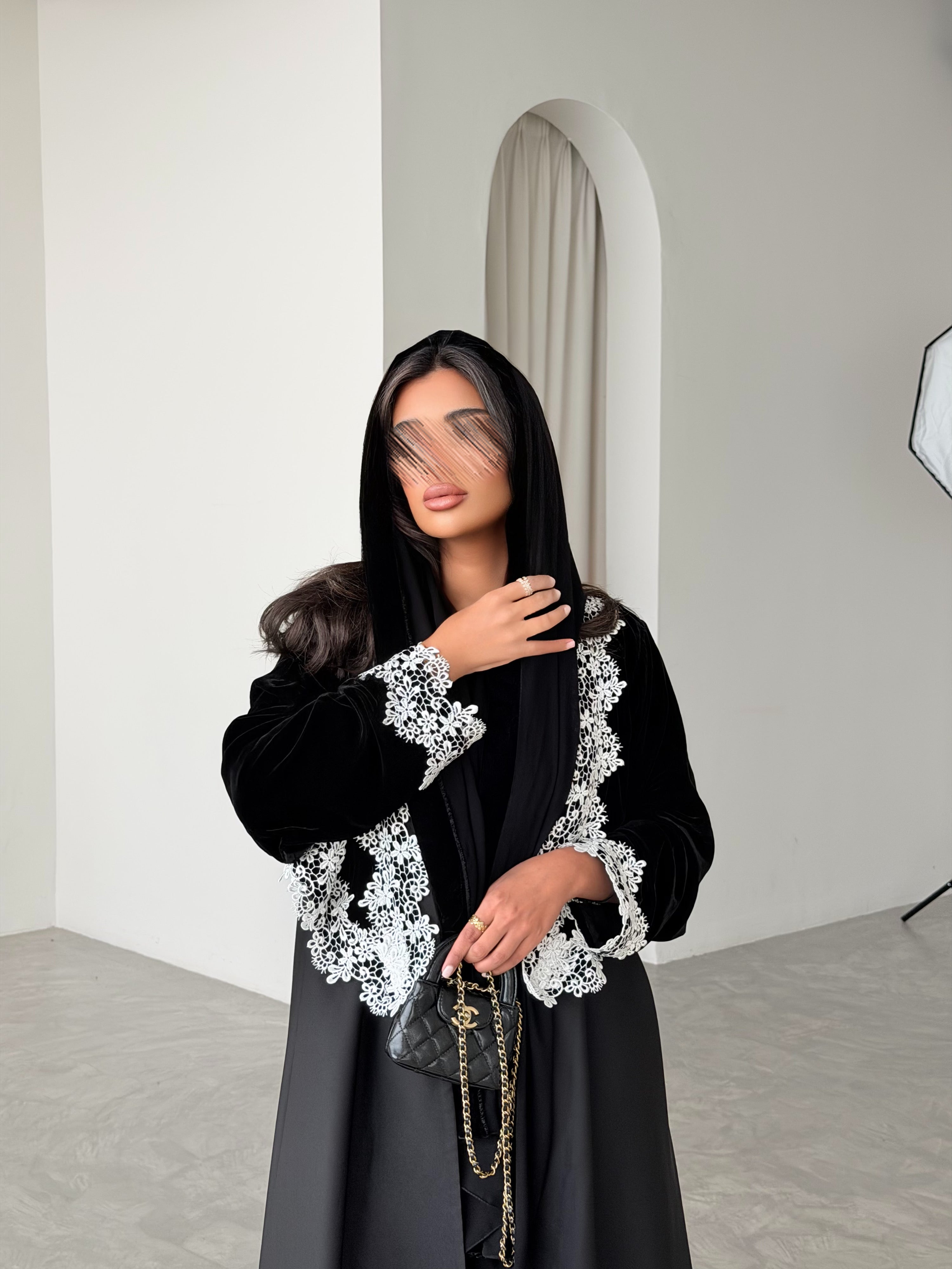 MWT982 - عباية مخمل مع تدخيلات ورد ابيض