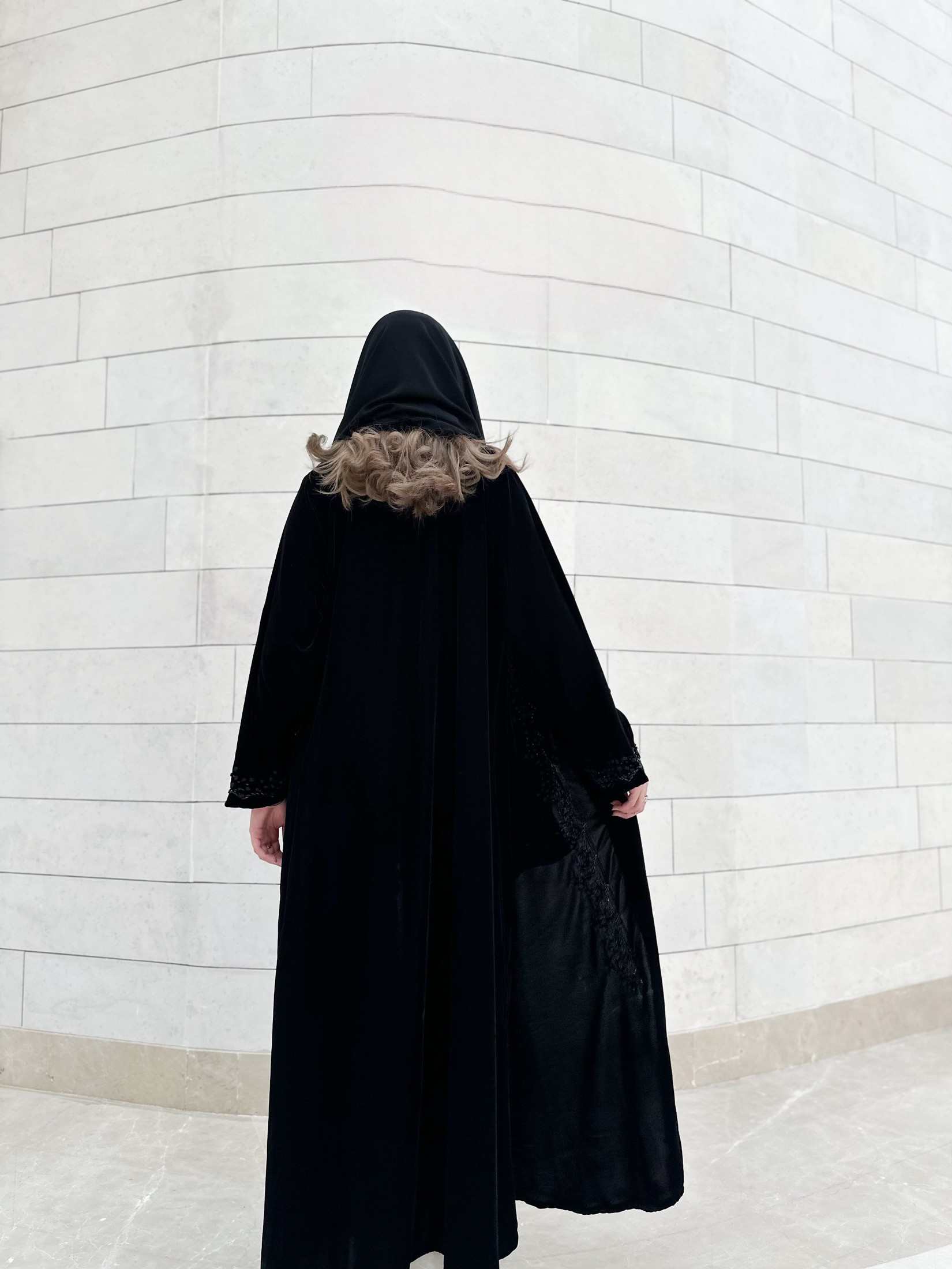 MWT724 - عباية مخمل بتطريز اسود - Aya