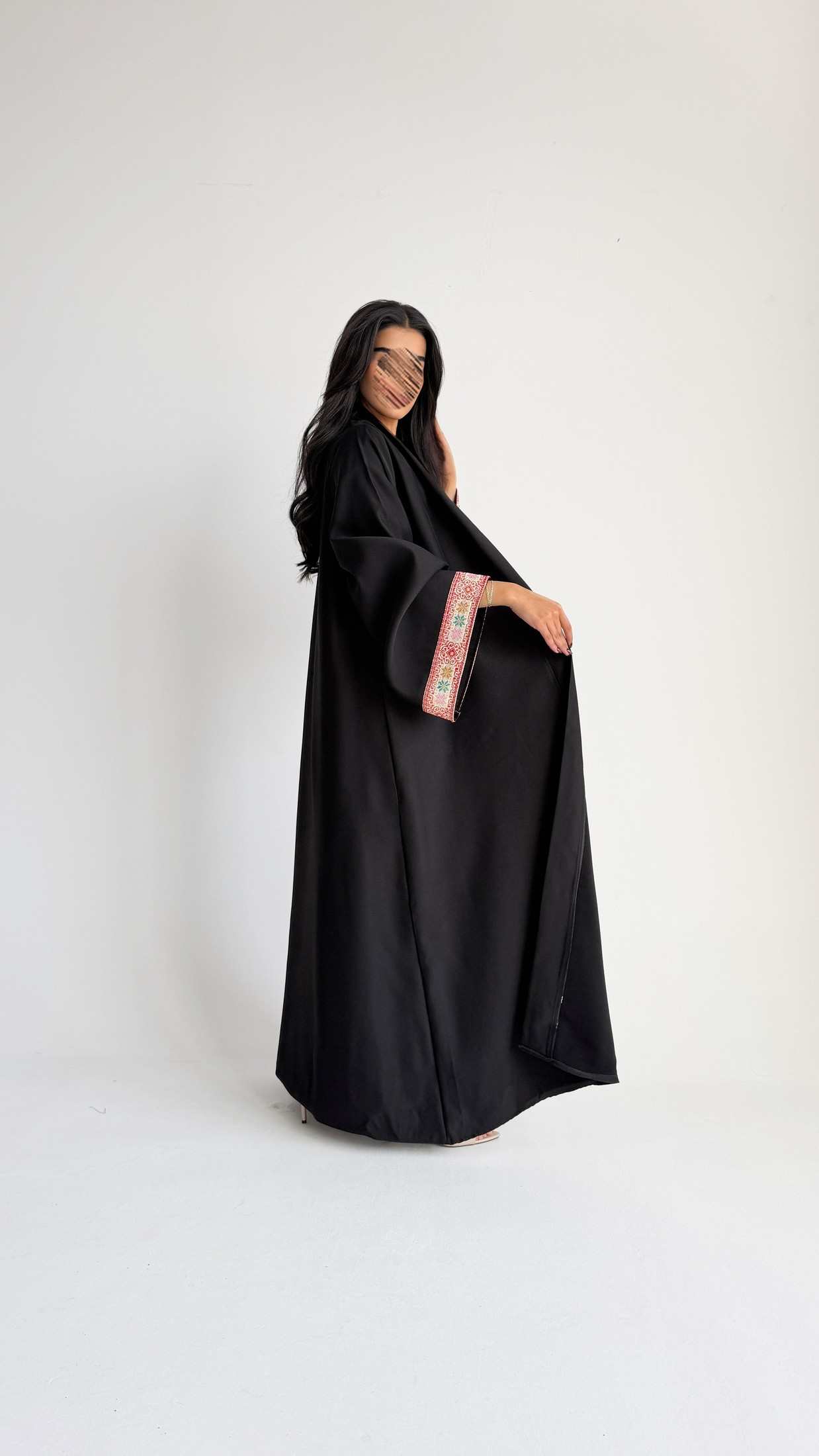 MW1808 - عباية كريب اسود مع تدخيلة كلفة مطرزة - Aya