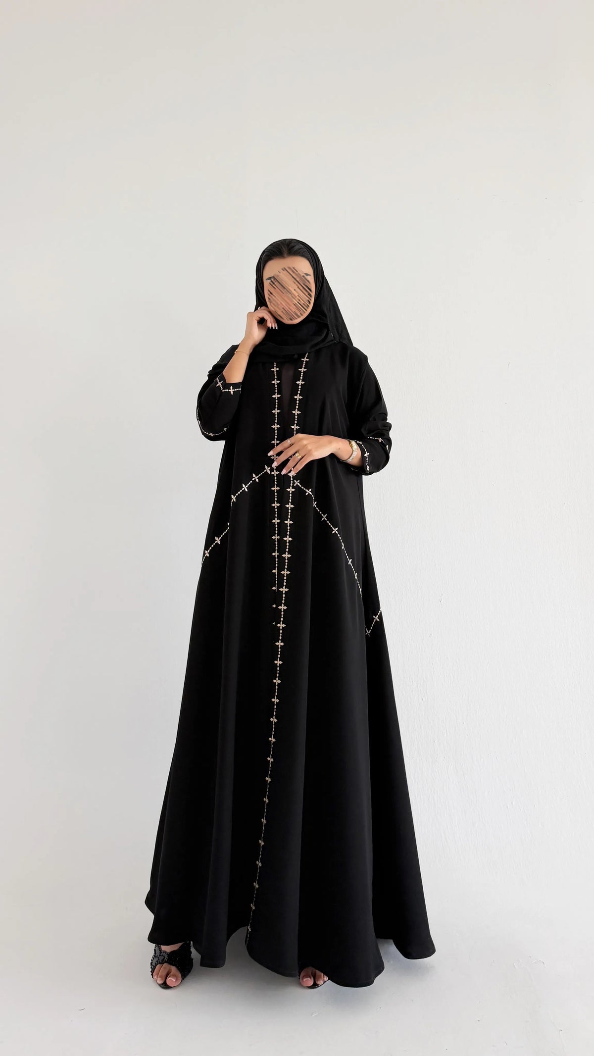 MW425 - عباية سوداء مطرزة - Aya