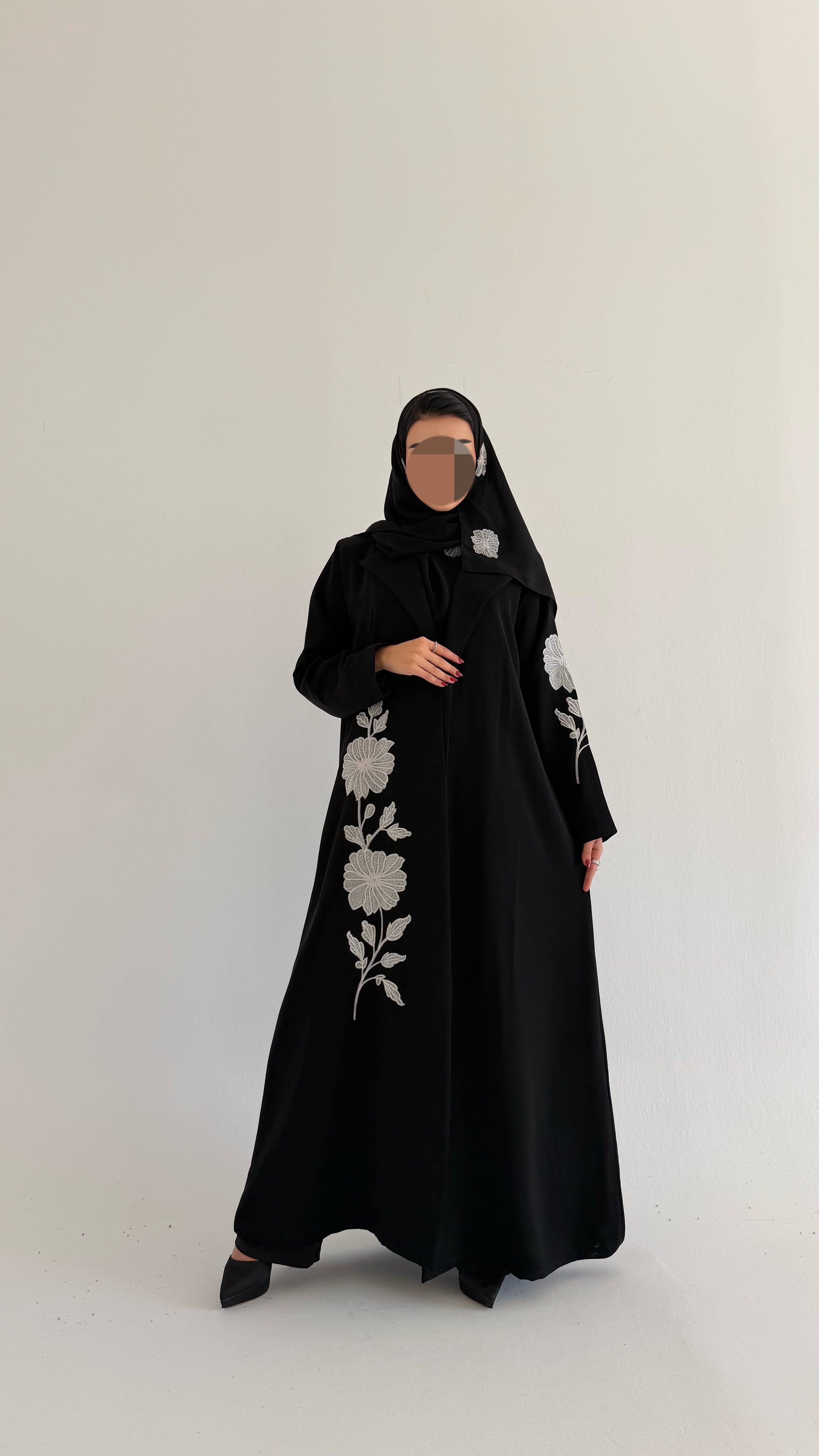 MW2000 -عباية بليزر بتطريز ابيض