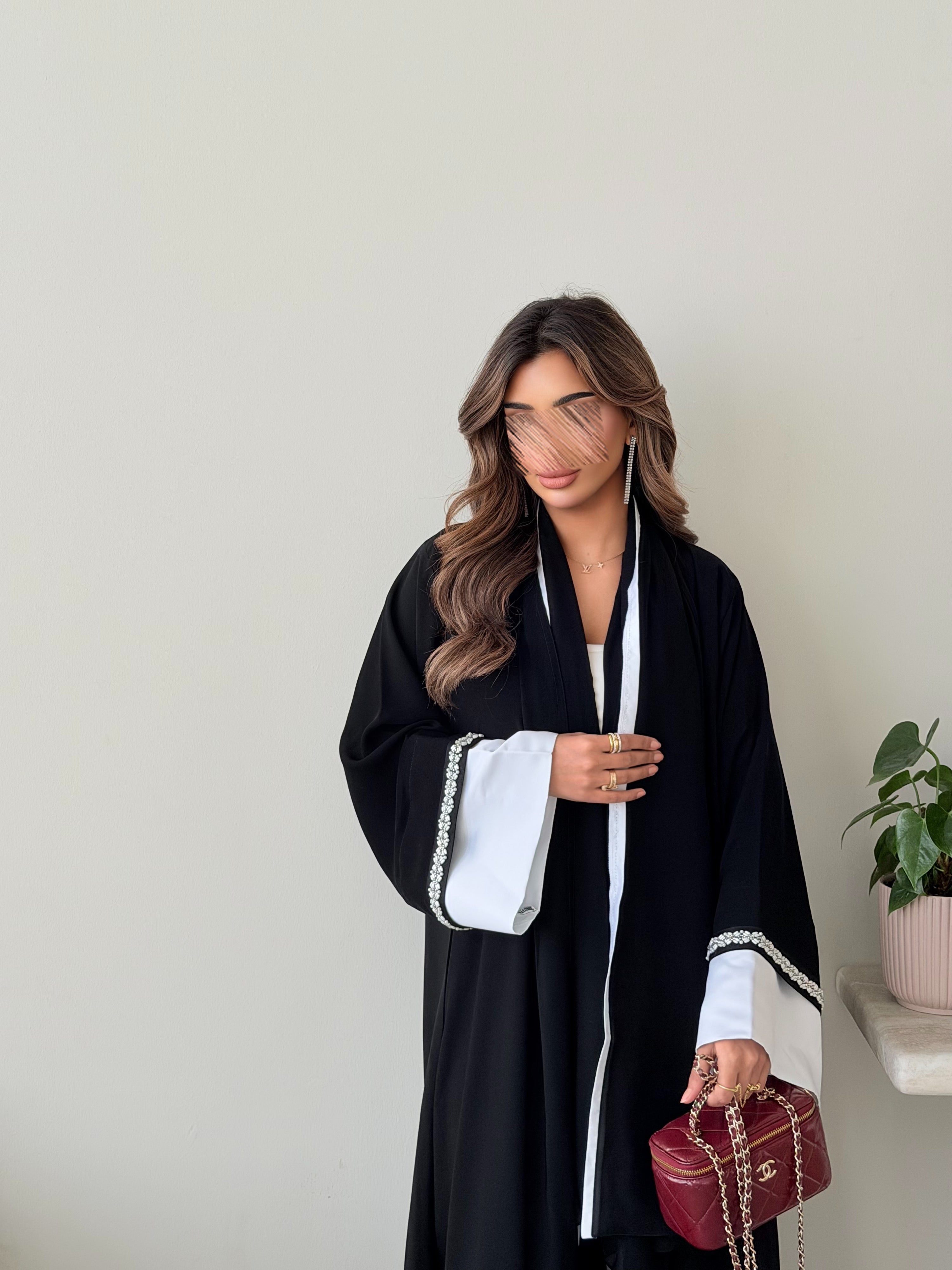 MWT5019 - قماش اسود كريب مع أكمام تفته ابيض و كلفة شك قصة نص كلوش - Aya