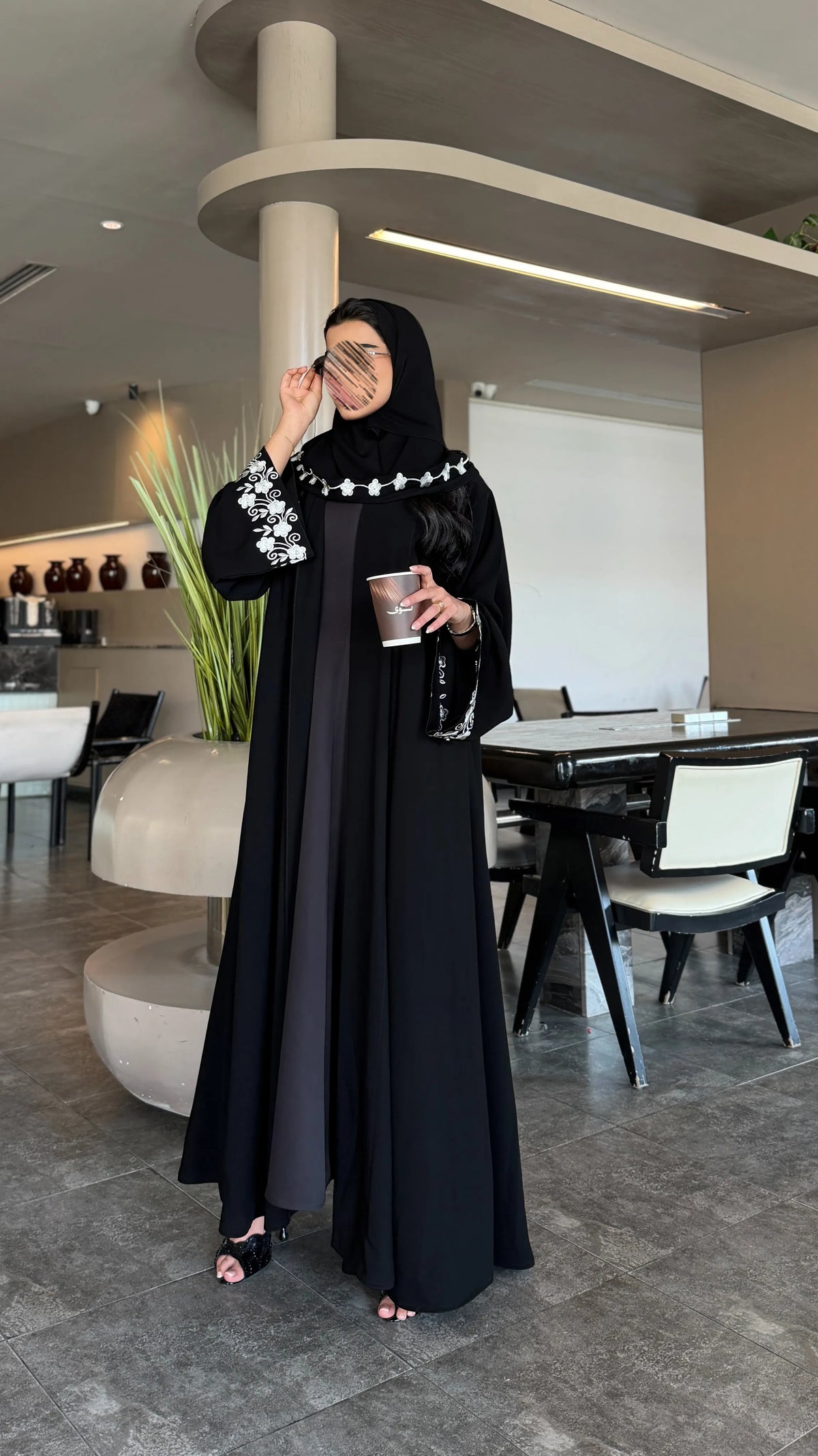 MW453 -  عباية سوداء مطرزه ورود بيضاء