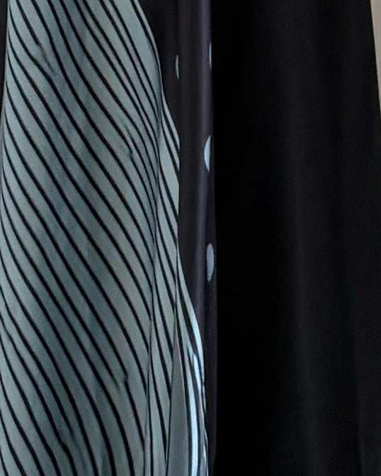 MWT2111 - عباية سوداء من الأمام وطباعة من الخلف -Black Abaya with a Printed Back - Aya