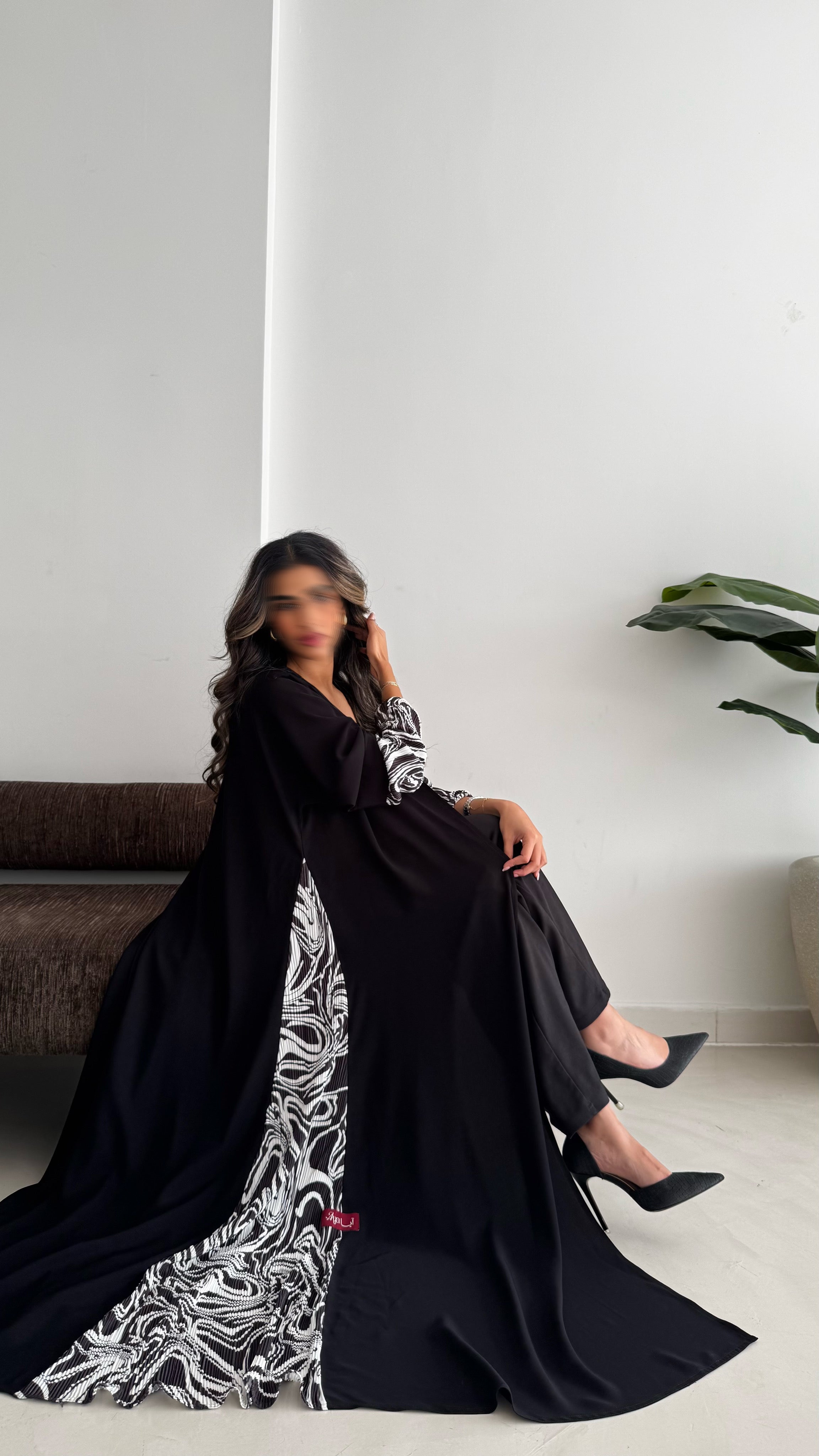 MWT900 - عباية سوداء كريب كلوش تدخيلة جوانب جاكار طباعة - Aya