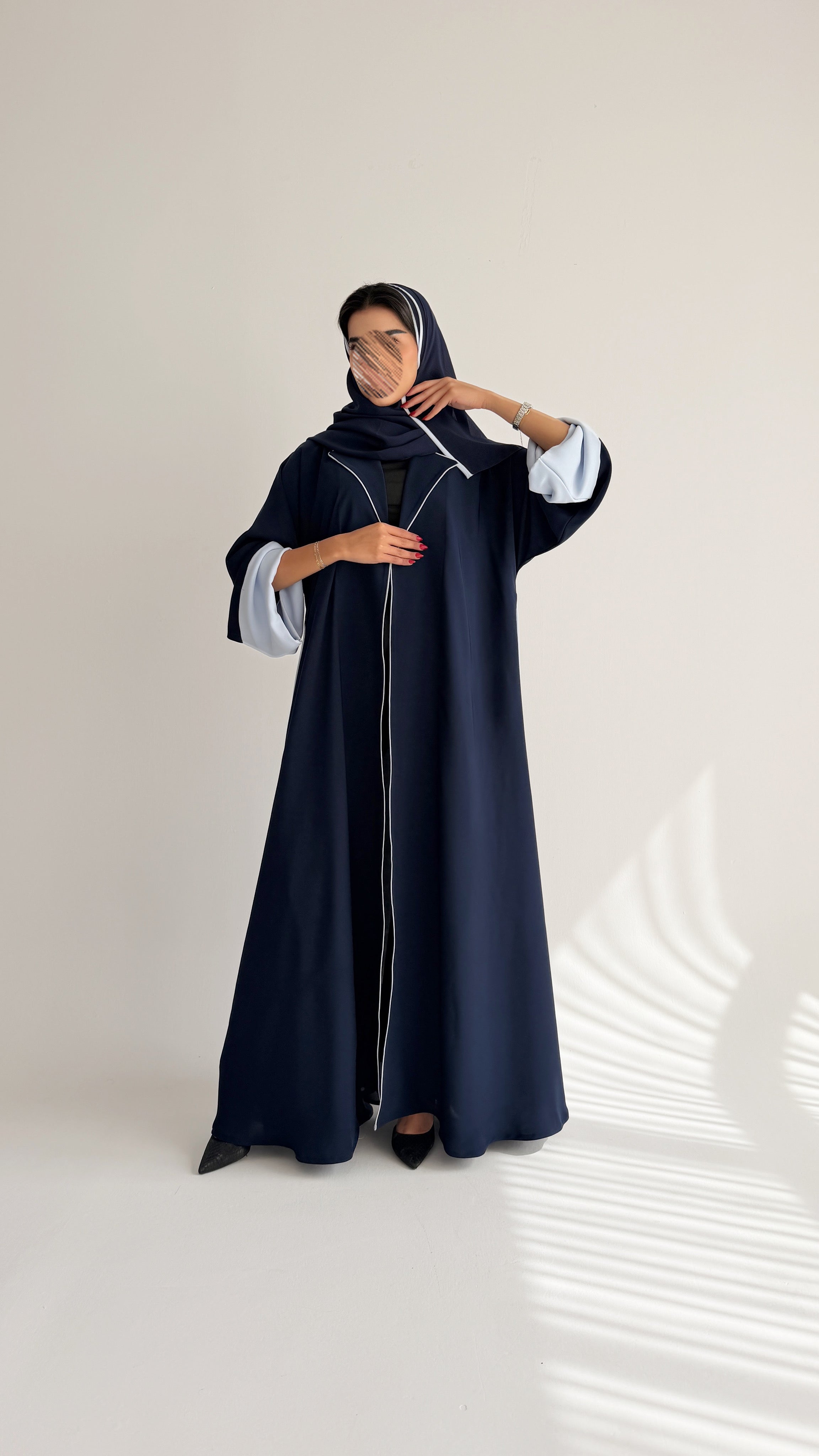 MWT1060 - عباية كحلي مع تدخيله سماوي - Aya