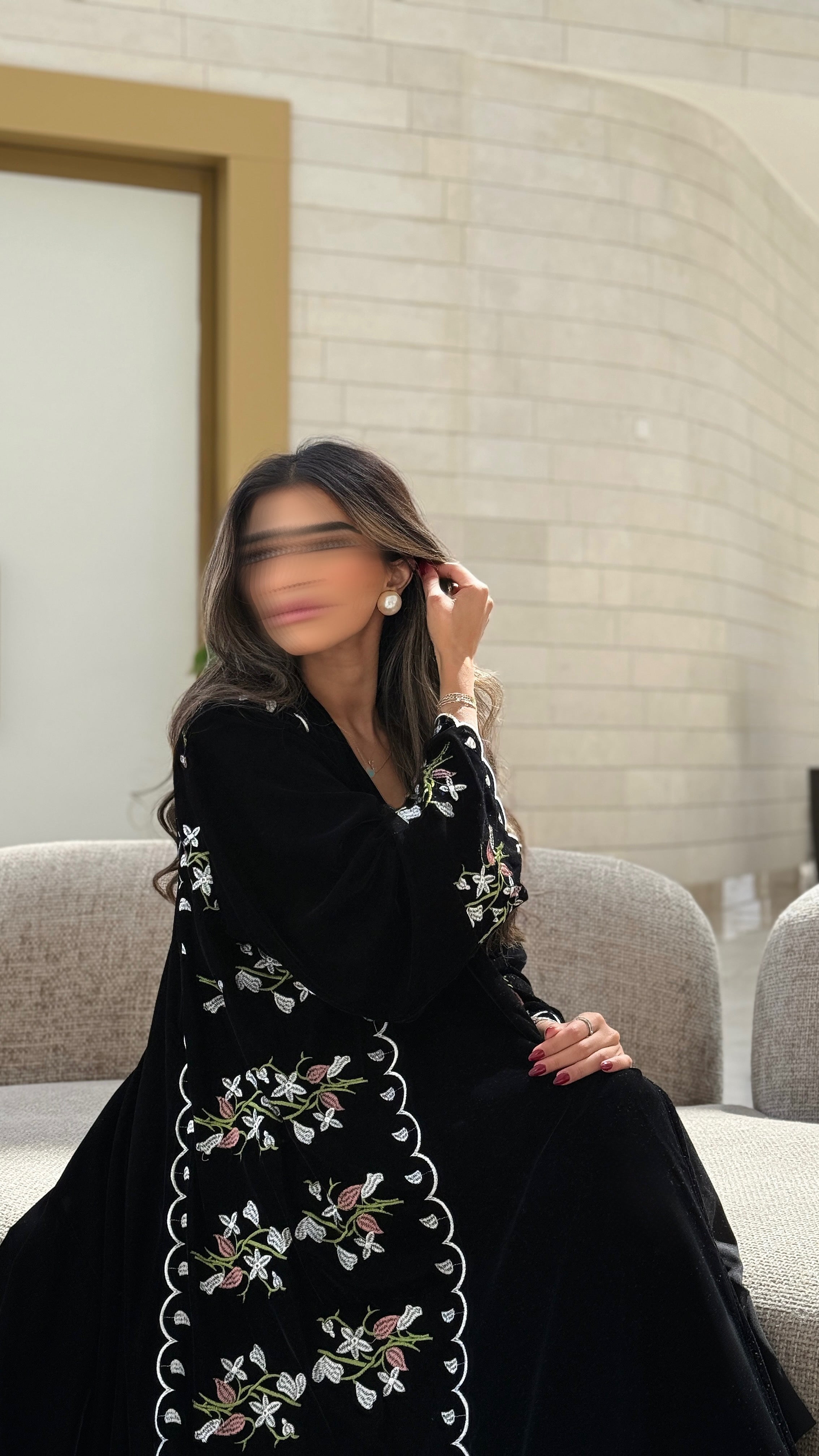 MWT566 - عباية مخمل سوداء بتطريز ورد على الجوانب - Aya