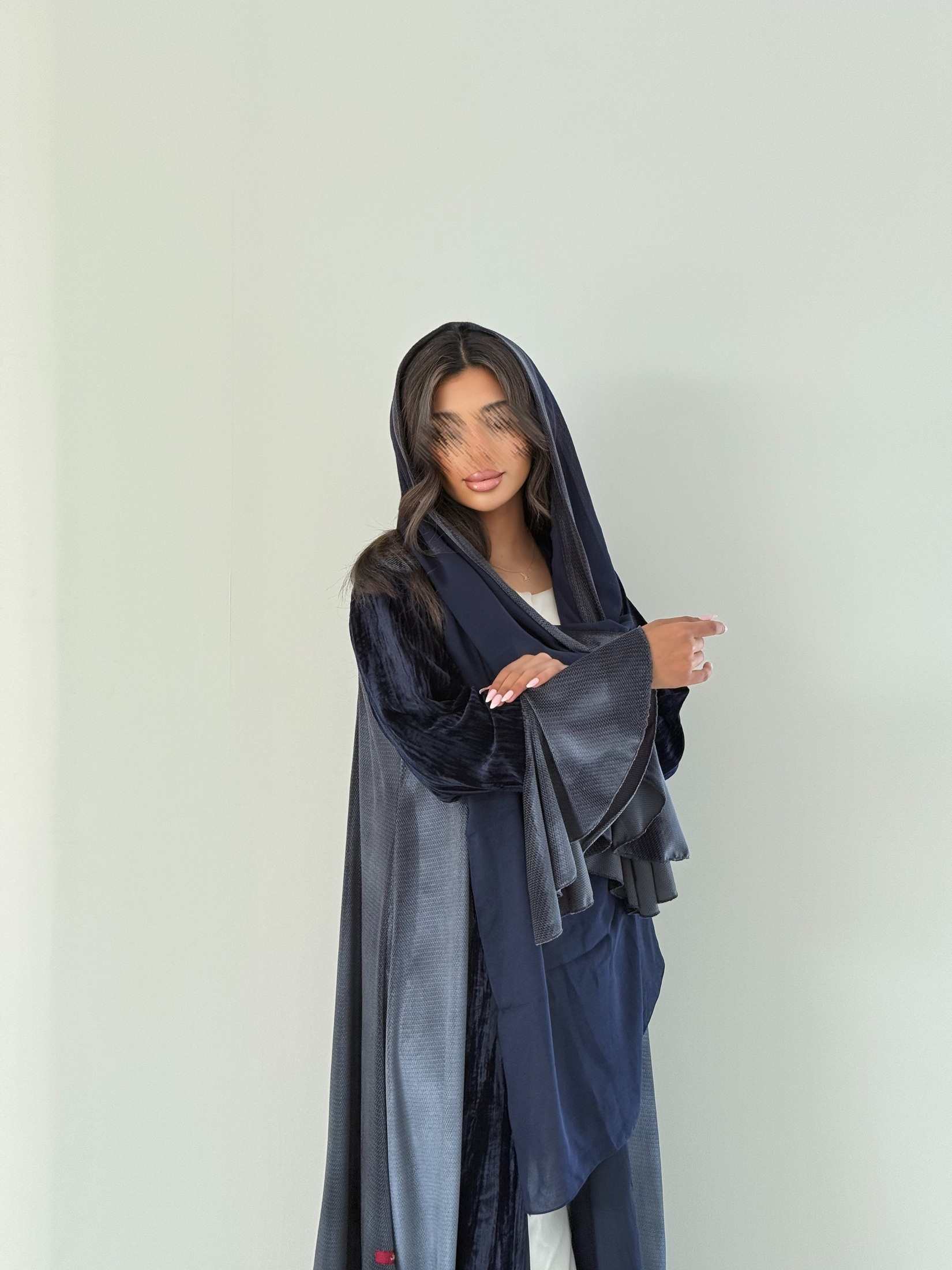 MWT966 - عبايه مخمل مع تدخيلة مخمل سترتش من الاجناب والاكمام - Aya