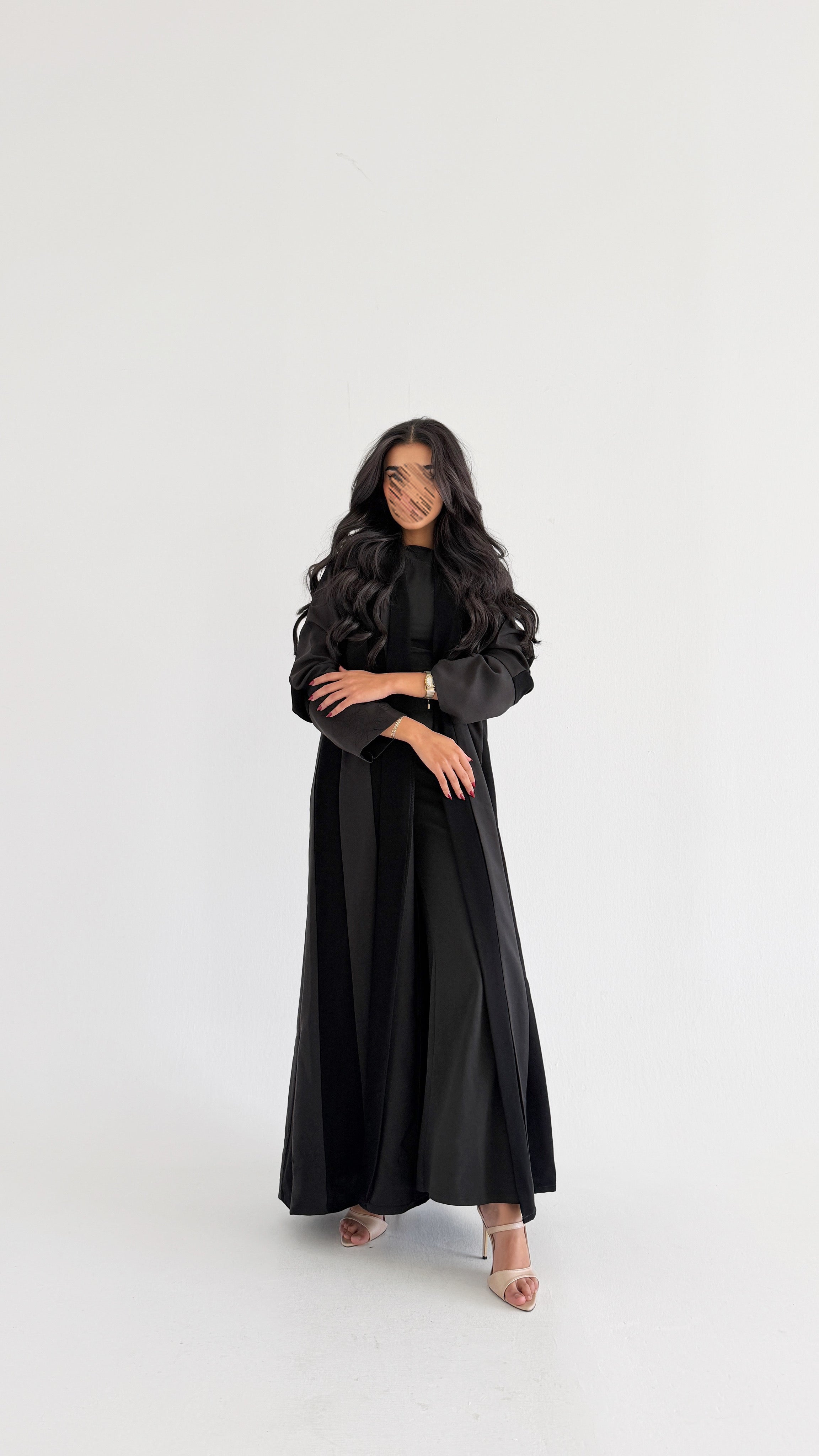 MW2019 - عبايه كريب نص كلوش مع اضافة قماش باربي بتطريز على القماش - Aya