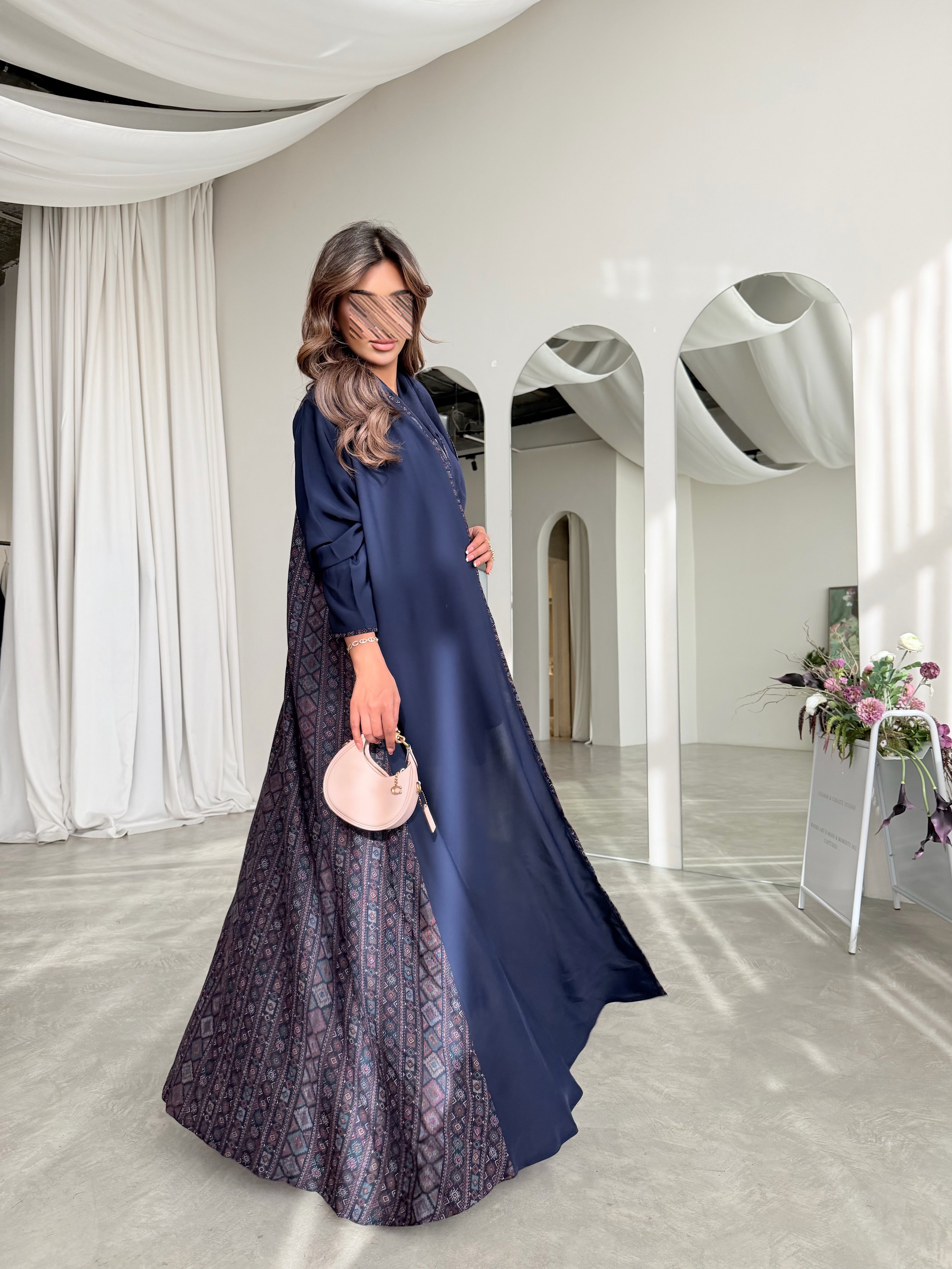 MWT788 - عباية كريب مع تدخيلة كشميري - Aya