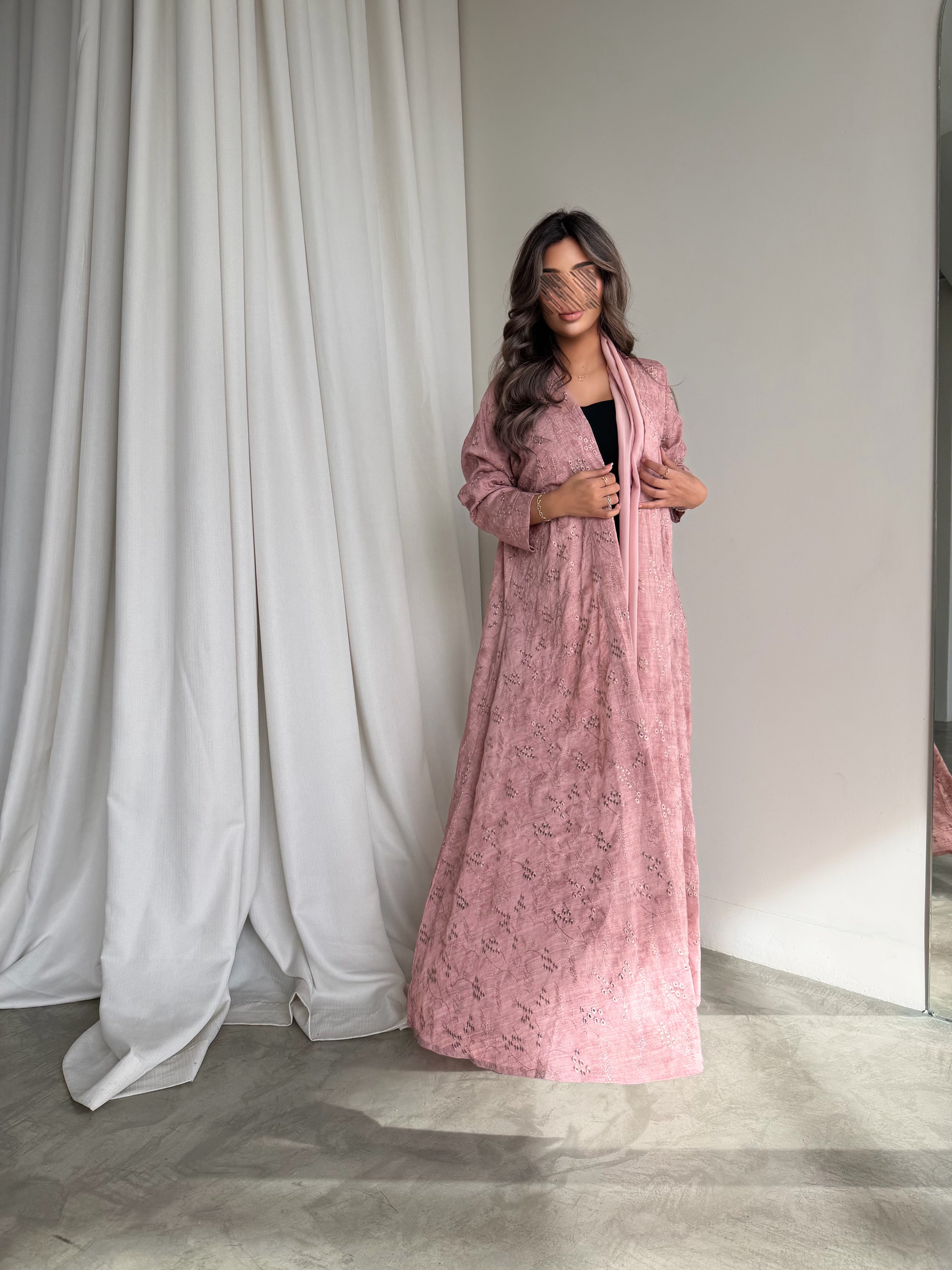 MWT779 - عباية كريب مموجه بتطريز ورد - Aya