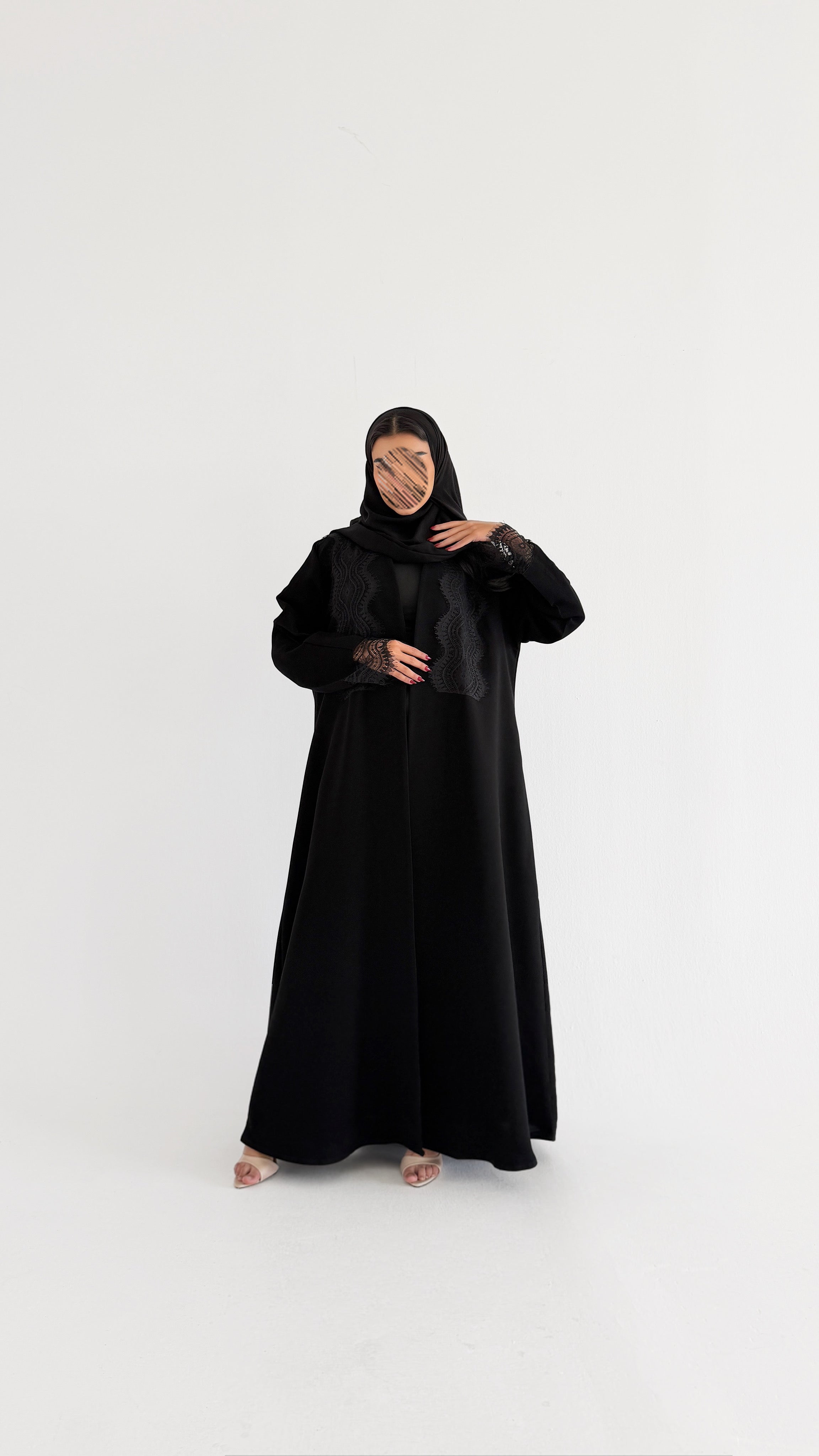 MWT1010 - عباية مع تدخيلة دانتيل بشكل راقي - Aya