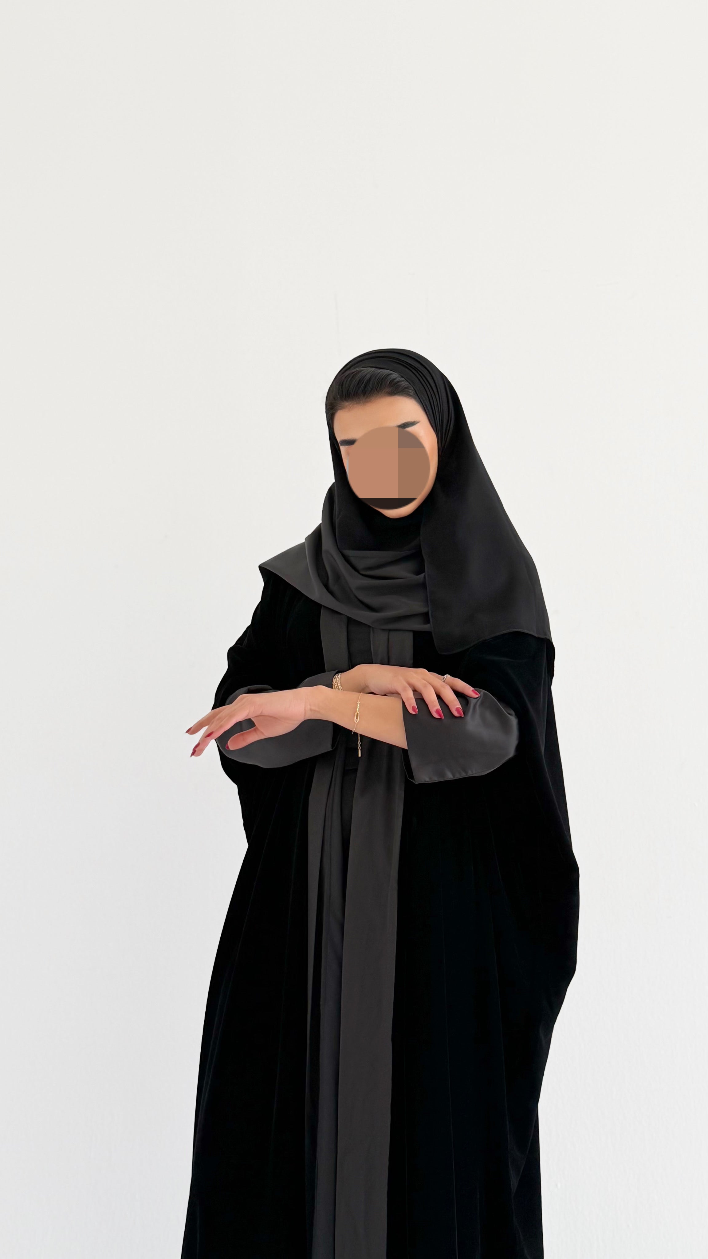 MWT396 - عباية شتوية مخمل مع تدخيله ساتان  اسود