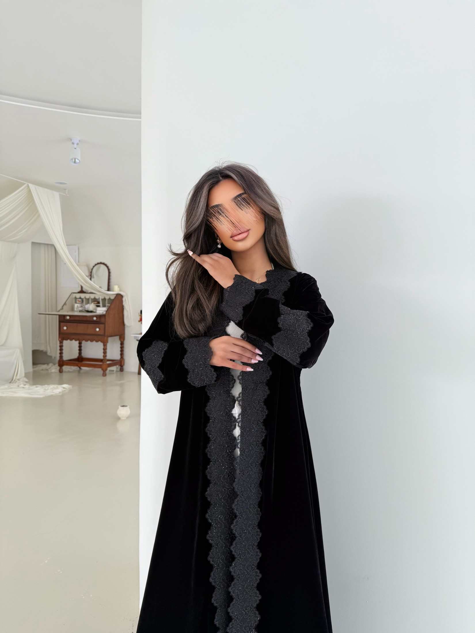 MWT972 - عباية مخمل مع اضافة كلفه اسود لمعة - Aya