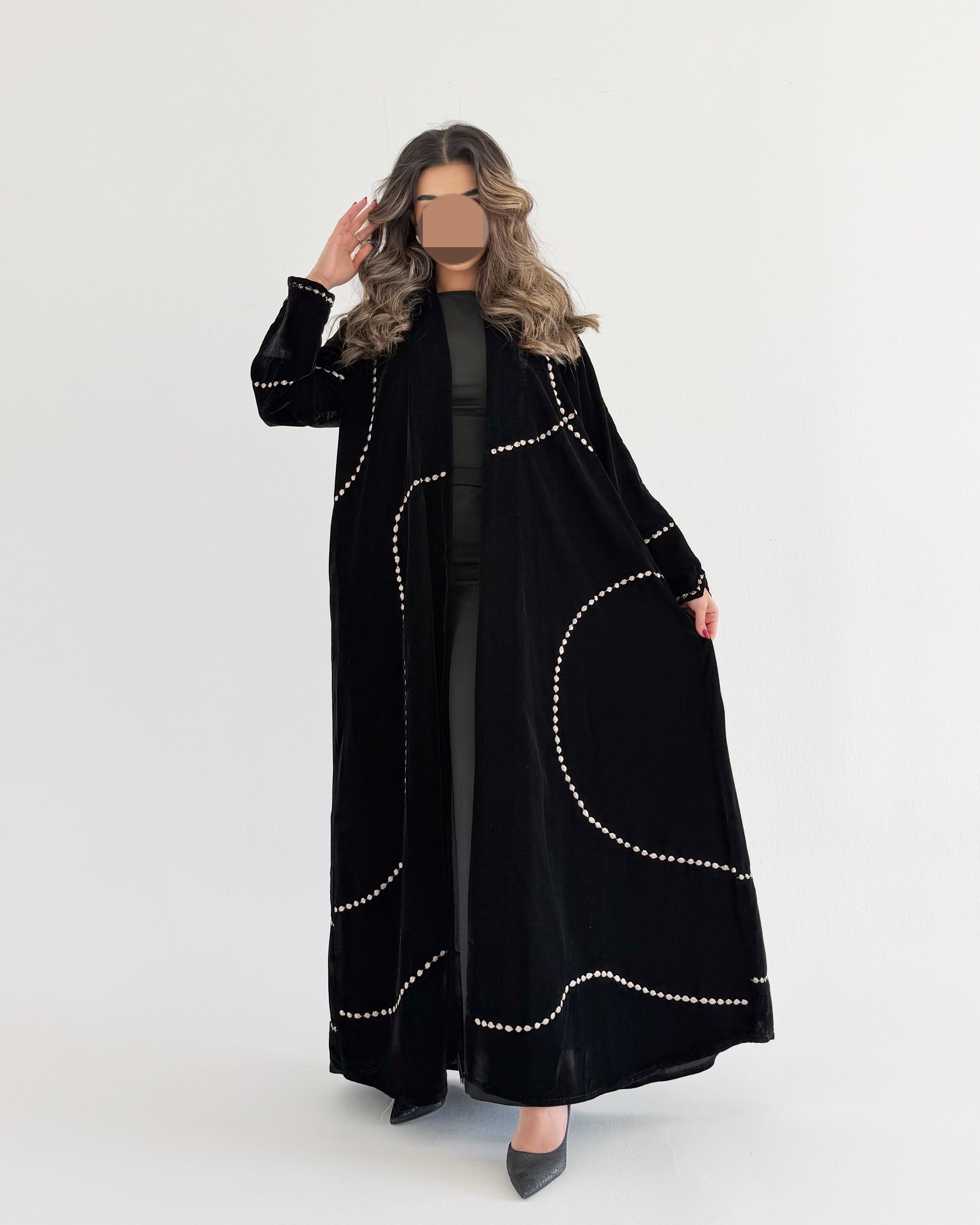 MWT645 - عبايه مخمل اسود تطريز ذهبي