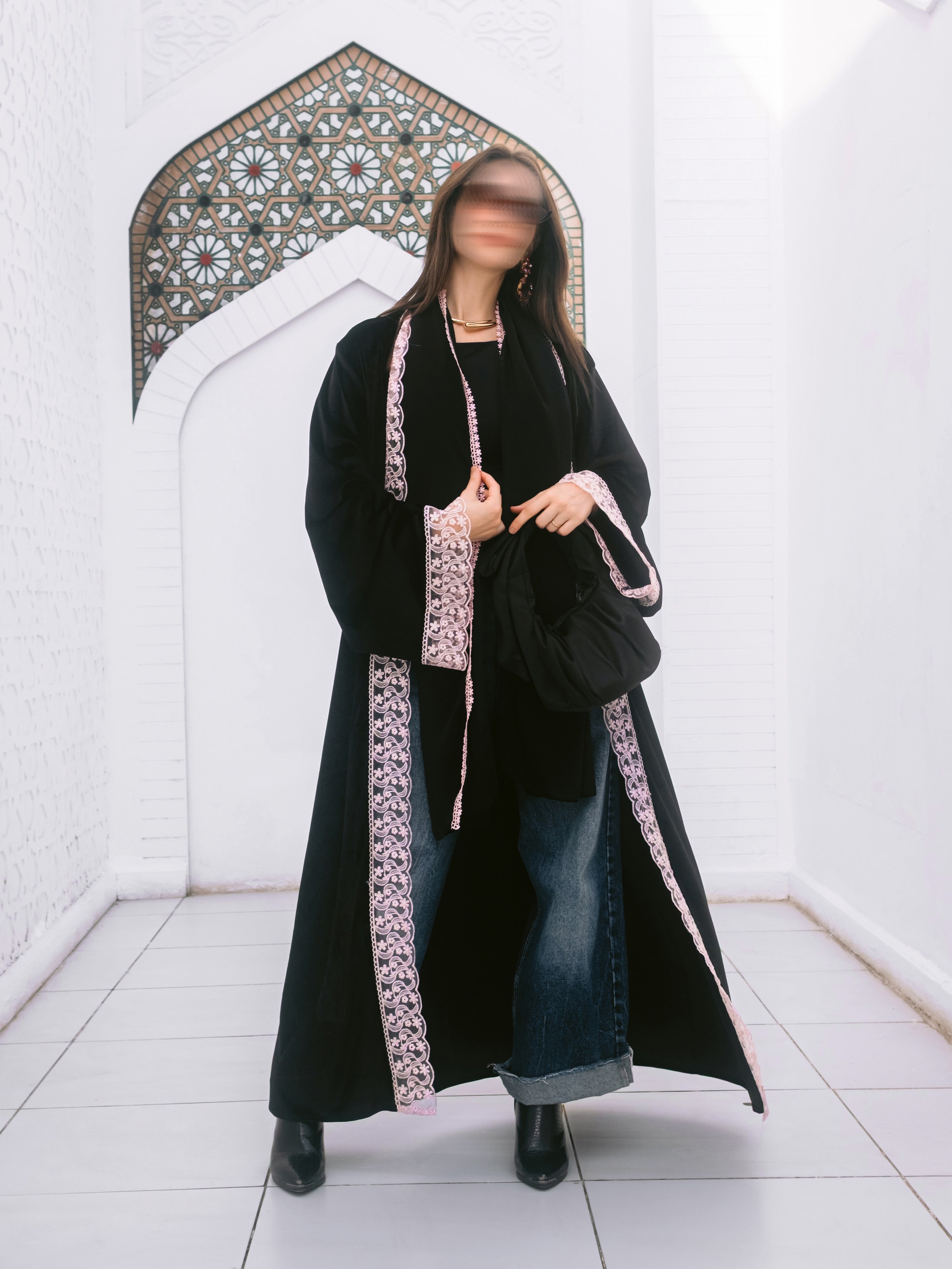 MW1812 - عباية مخمل بتدخيلة دانتيل