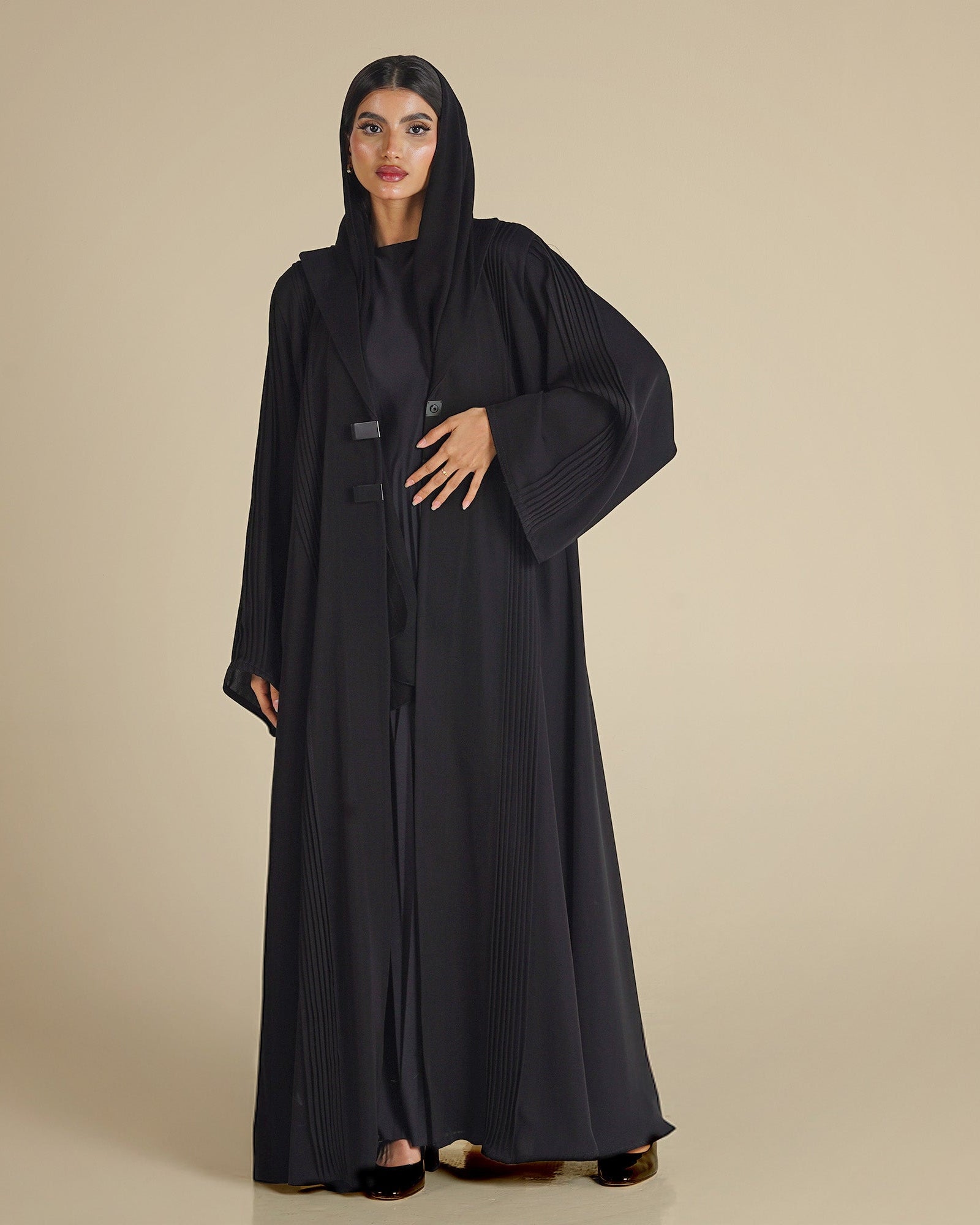 MW1264 - عباية سوداء رسمية مع قفل حديد وتطريز