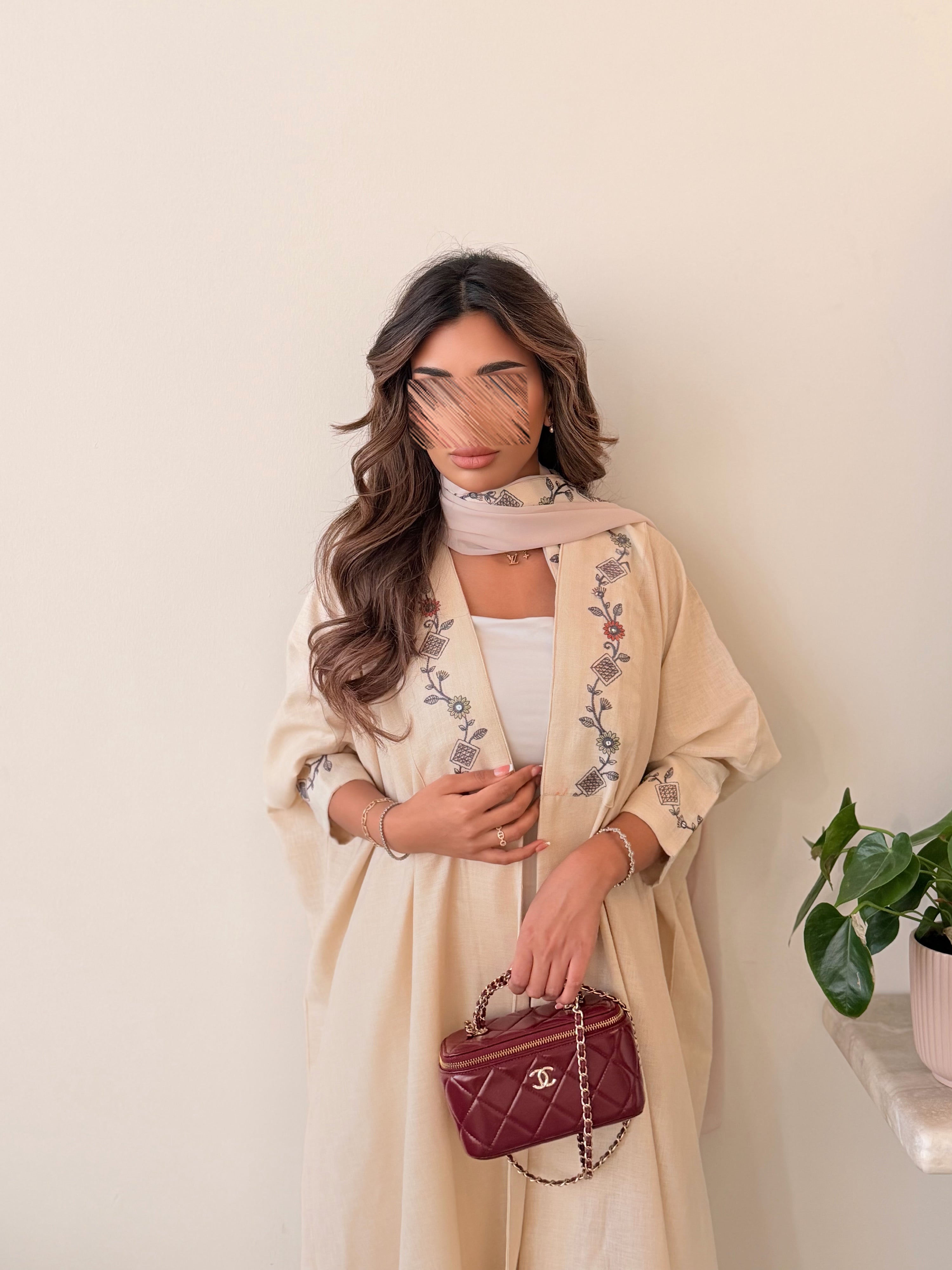 MWT5027 - لينن بيج قصة نص بشت مع قماش مطرز بالأكمام والأمام - Aya