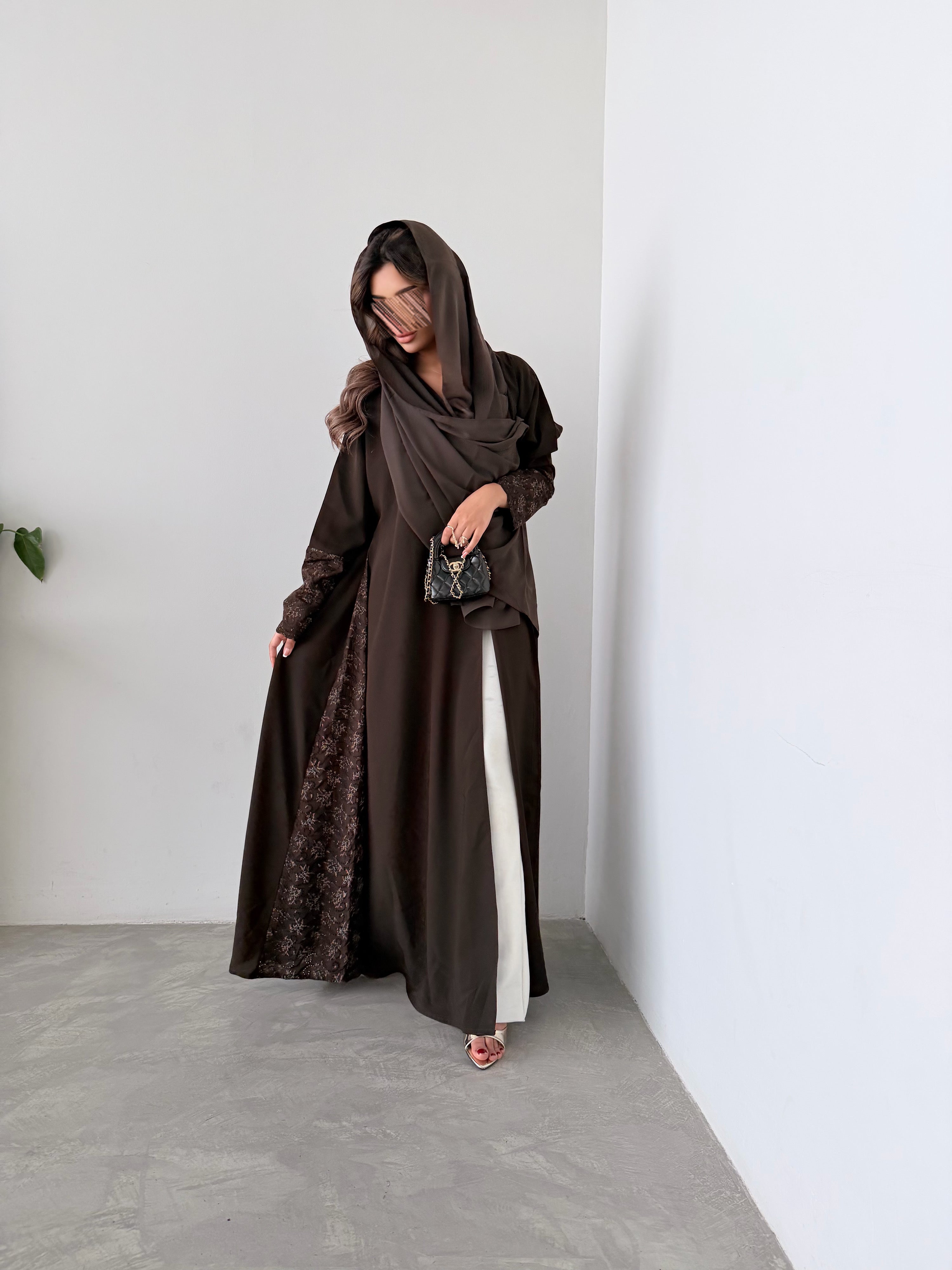 MWT782 - عباية بنية مع ركامة بنية موردة - Aya