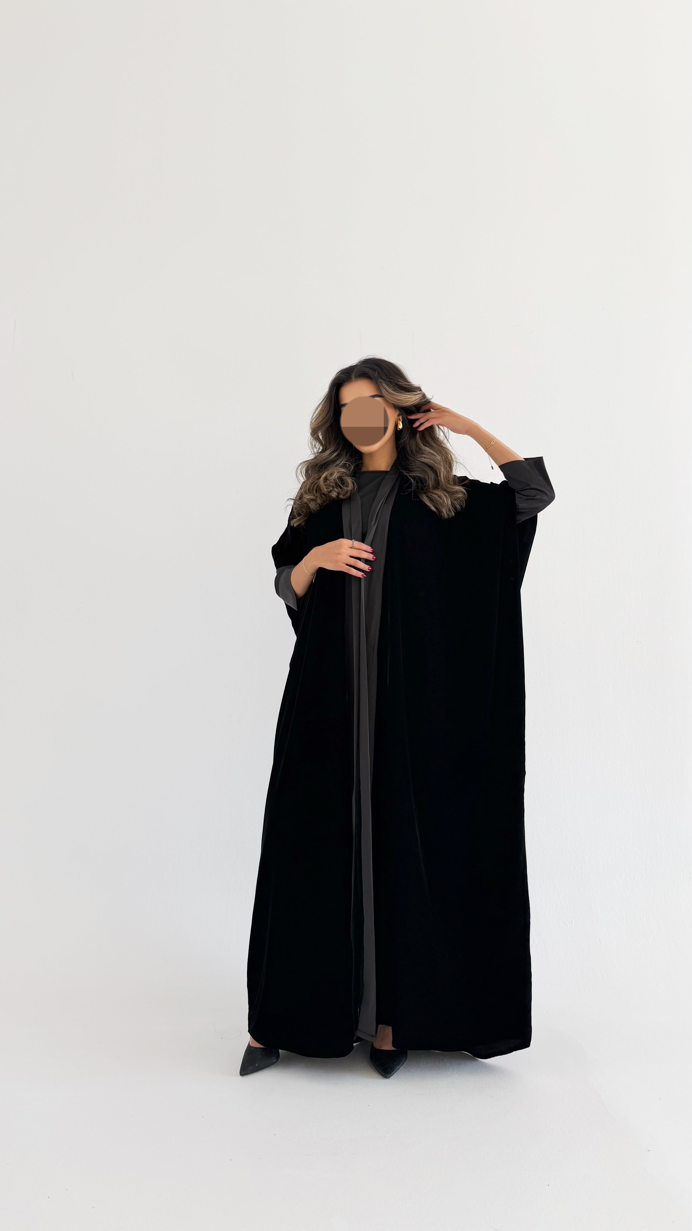 MWT396 - عباية شتوية مخمل مع تدخيله ساتان  اسود