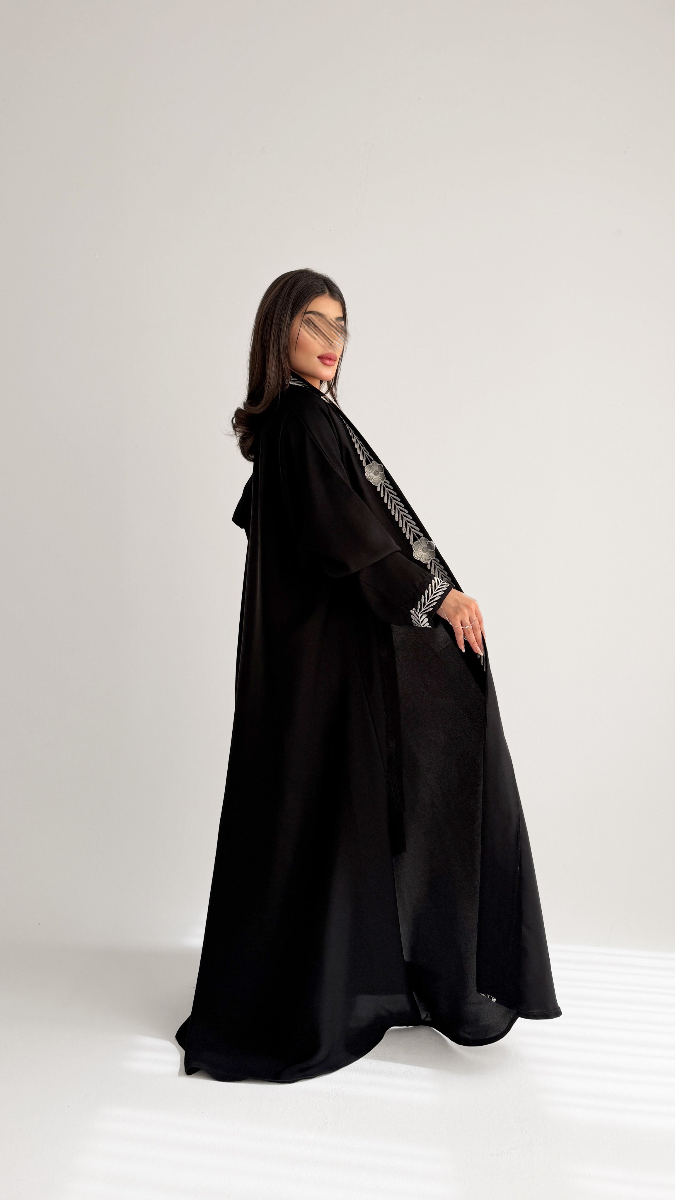 MWT1042 - عبايه بتطريز ابيض من الامام - Aya