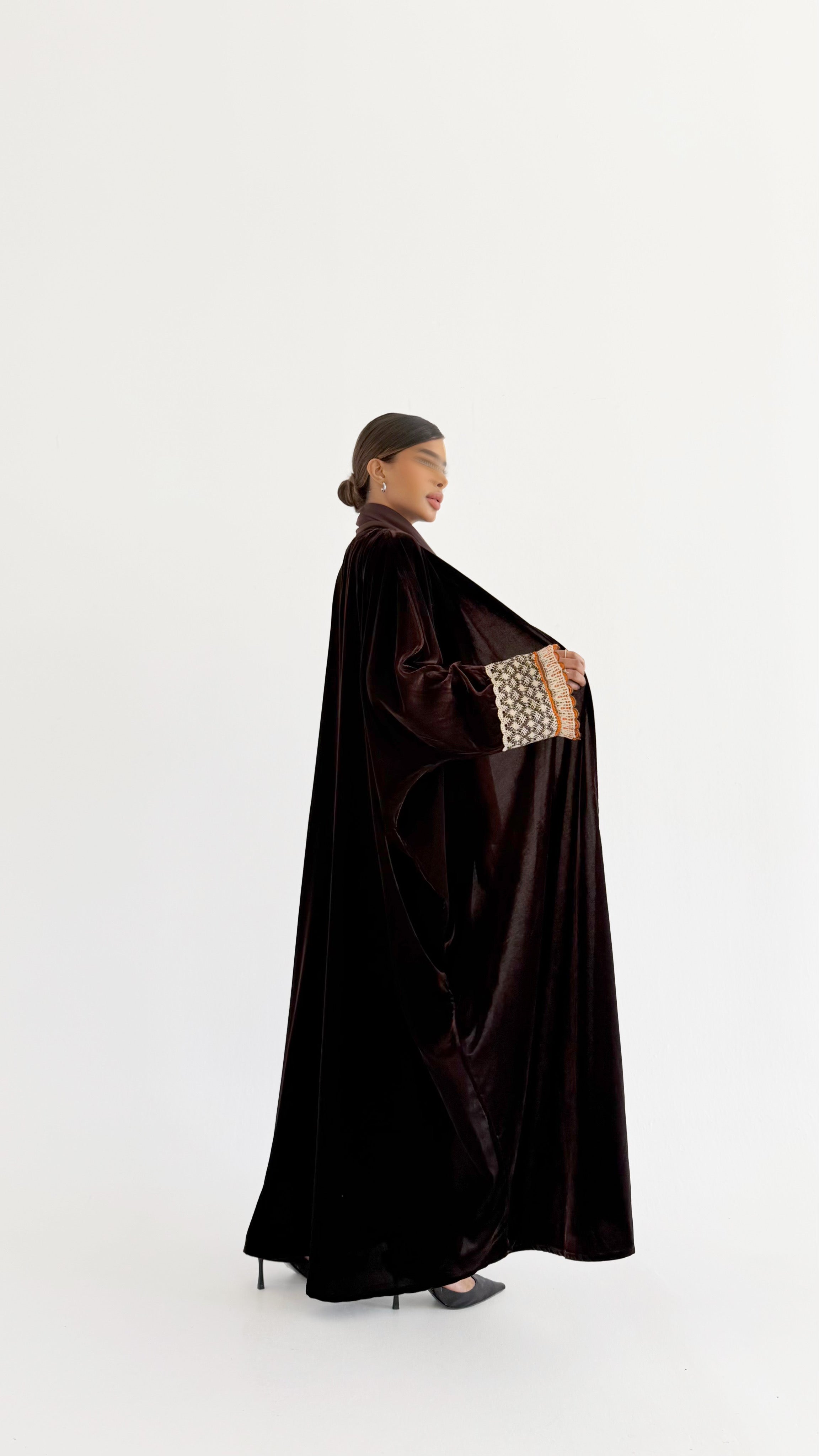 MW2003 -عباية مخمل اس اس مع اضافة الكورشية بالاكمام