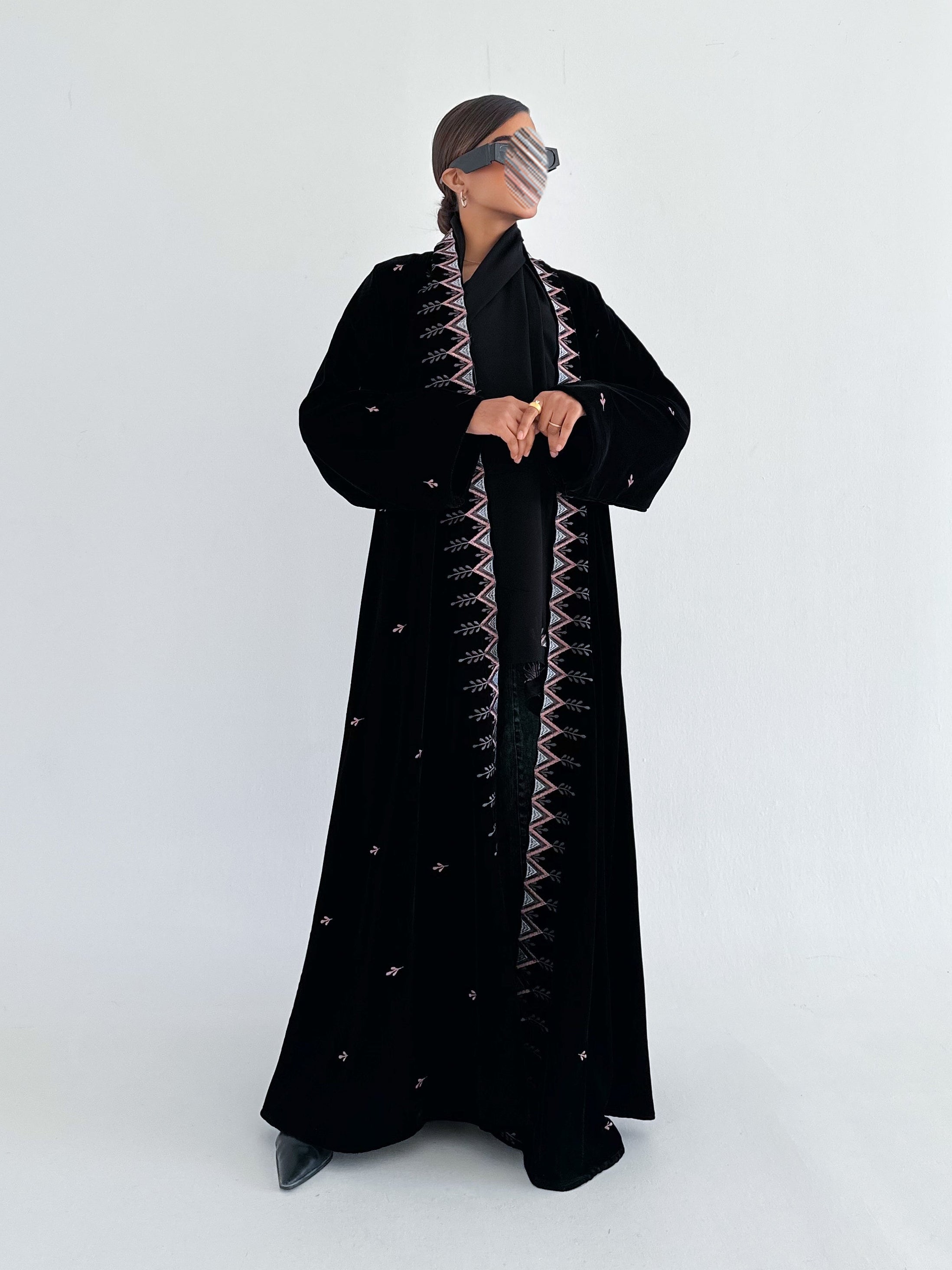 MW1817 - عباية مخمل تطريز ملون - Aya