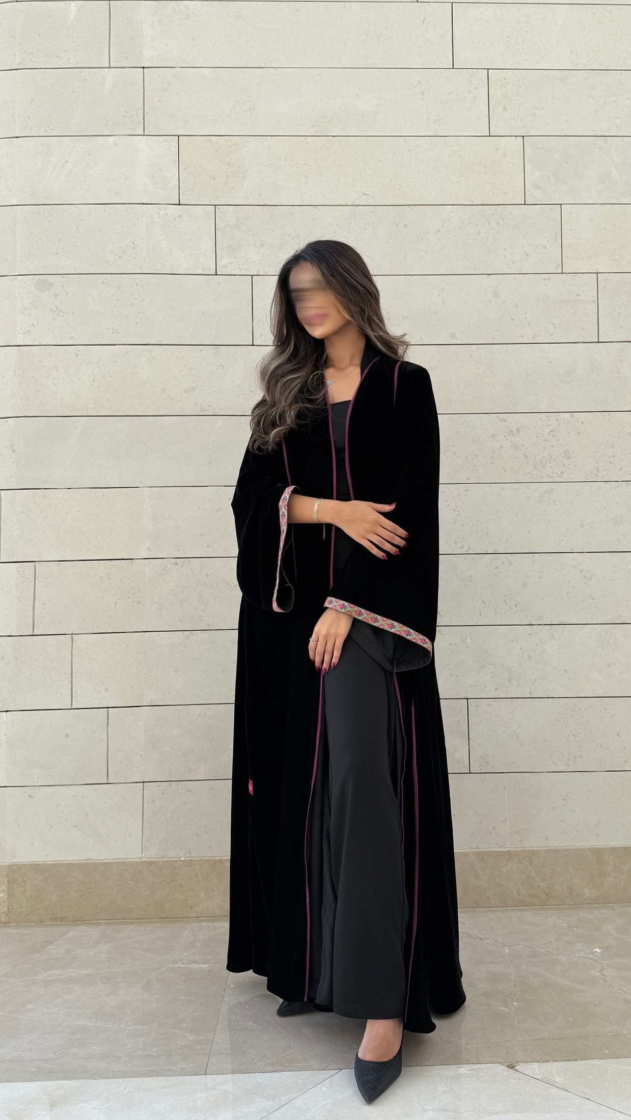 MWT565 - عباية مخمل أسود بخطوط بنفسجية مع تطريز بنفسجي - Aya