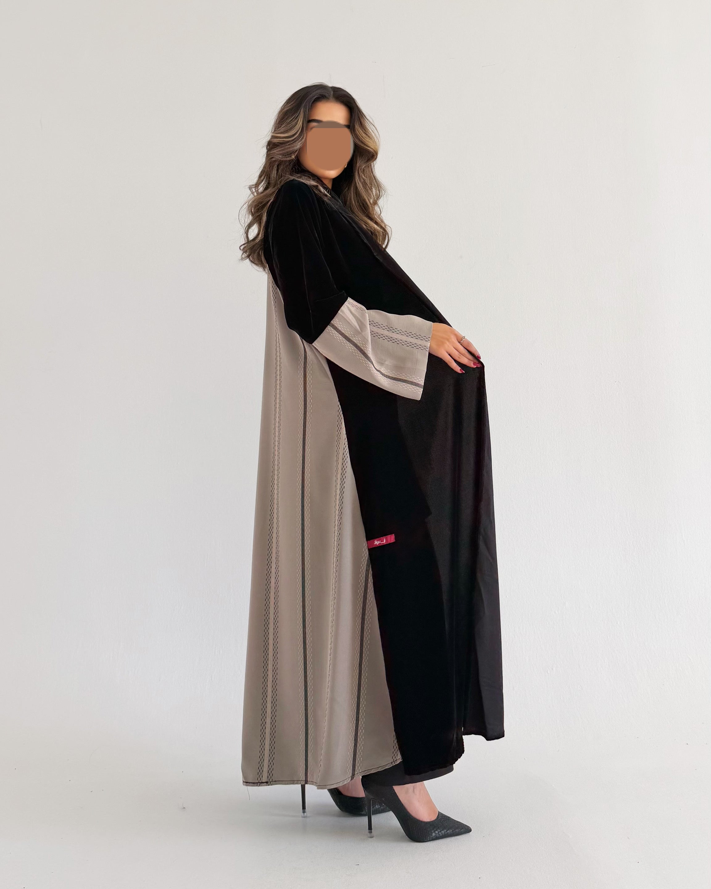 MW1843 - عباية مخمل مع اضافة تدخيلة الجاكار المطرز ليمنحك اطلالة راقية وعصرية