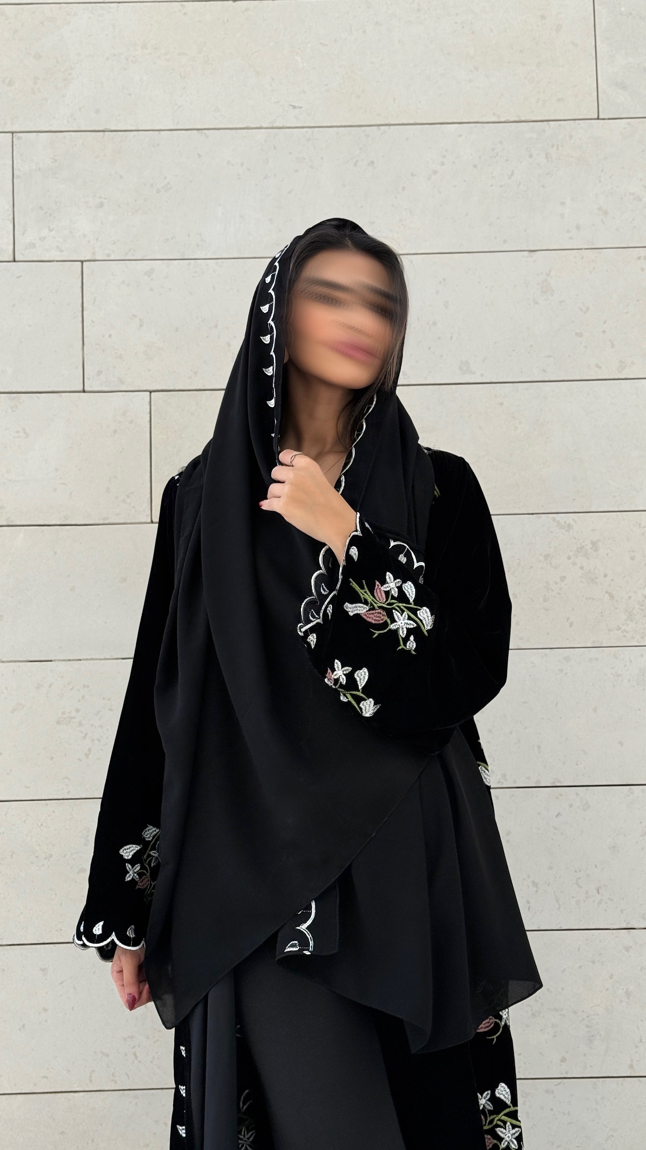 MWT566 - عباية مخمل سوداء بتطريز ورد على الجوانب - Aya