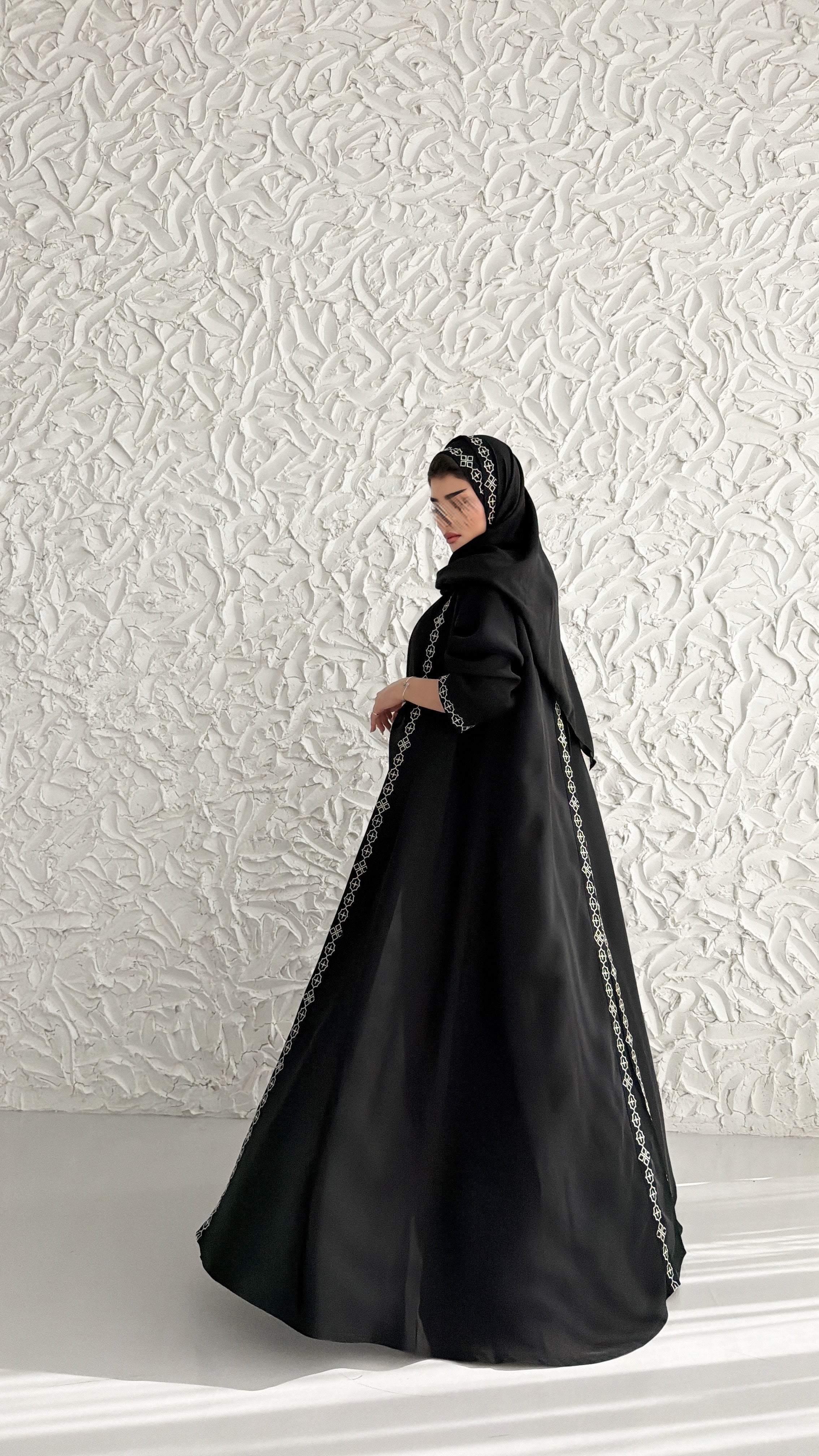 MWT1043 - عباية اسود بتطريز من الامام والخلف - Aya