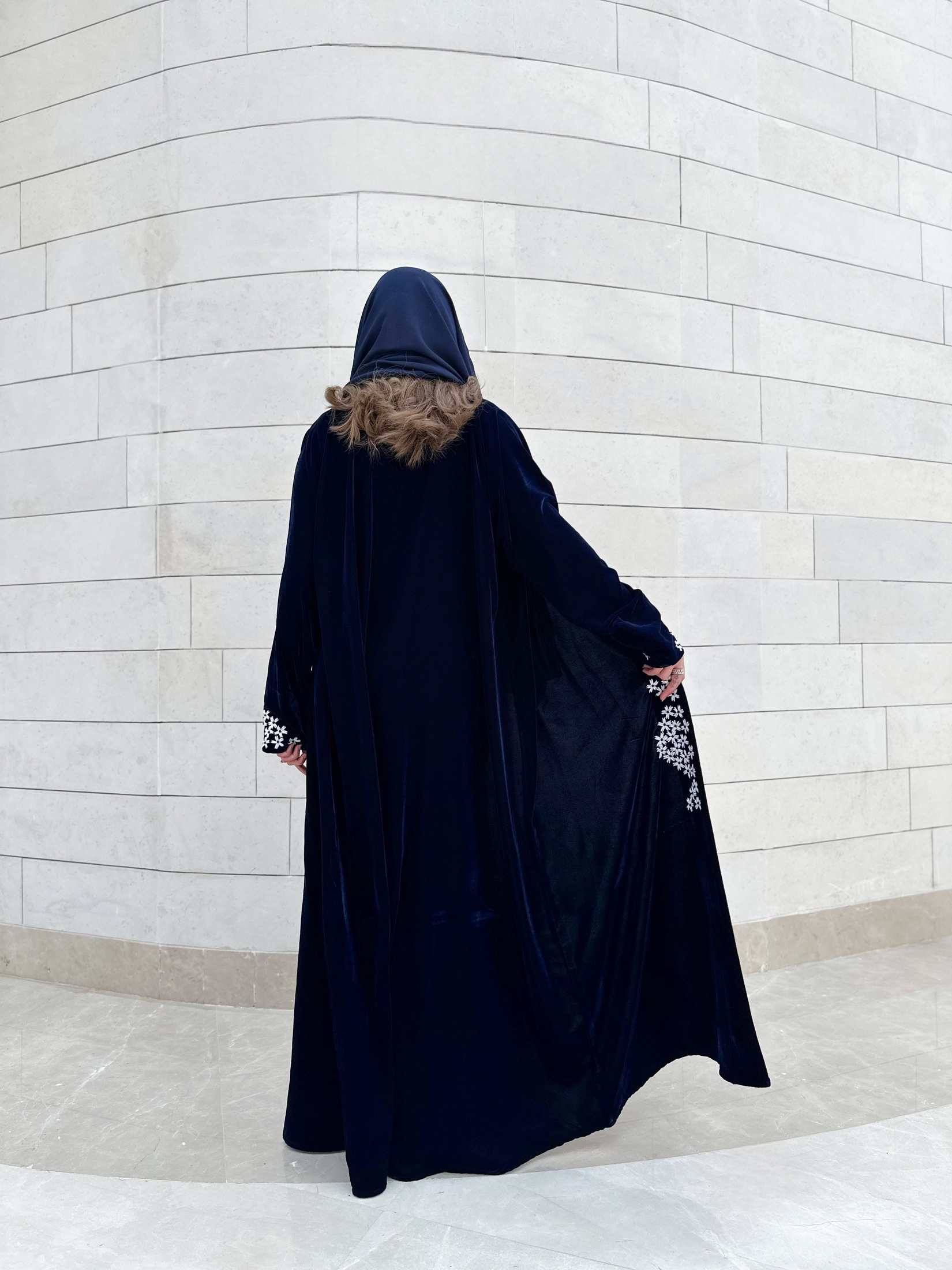 MWT729 - عباية مخمل مع شك أبيض - Aya