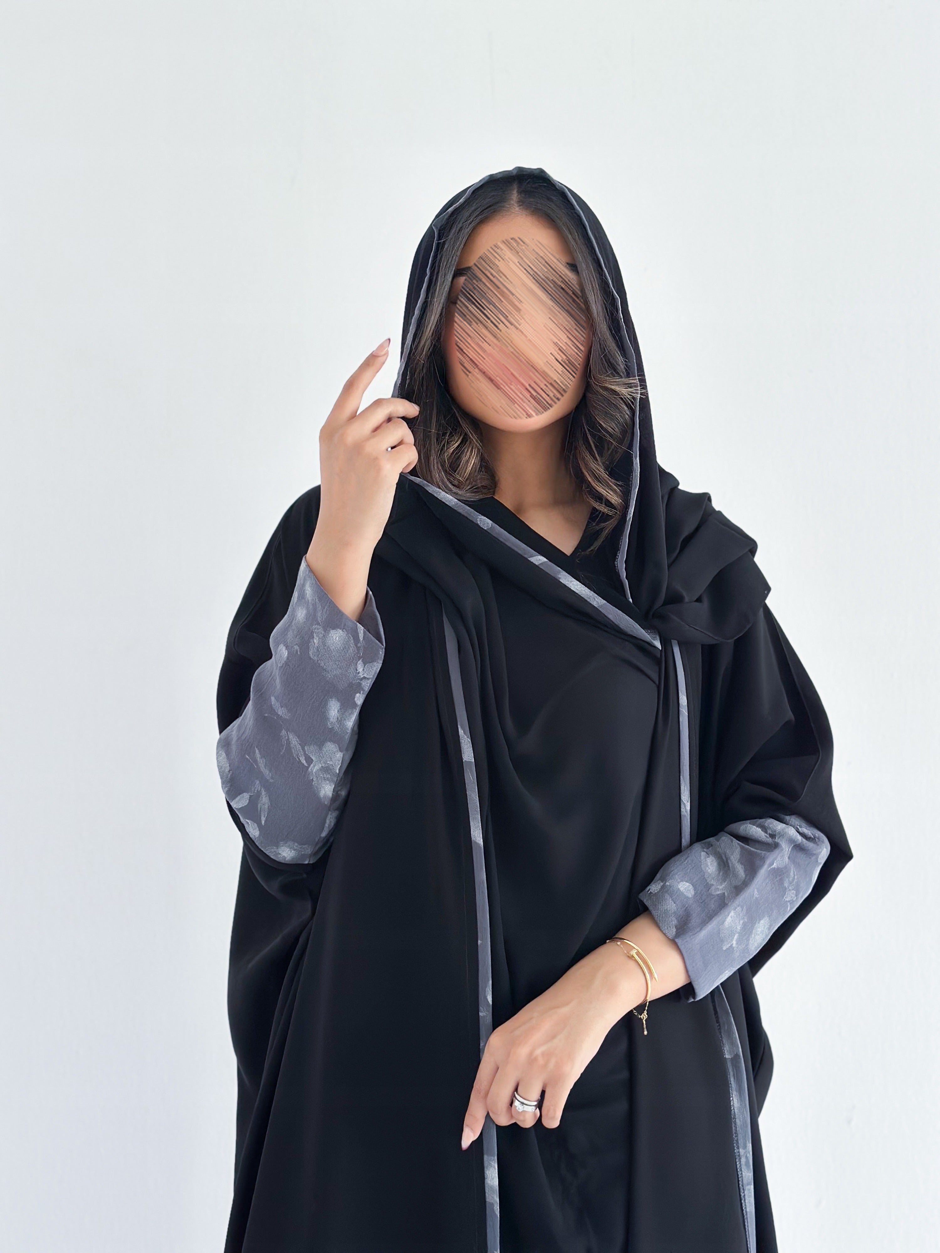 MWT1262 - عباية اسود بتدخيله جاكار ورد