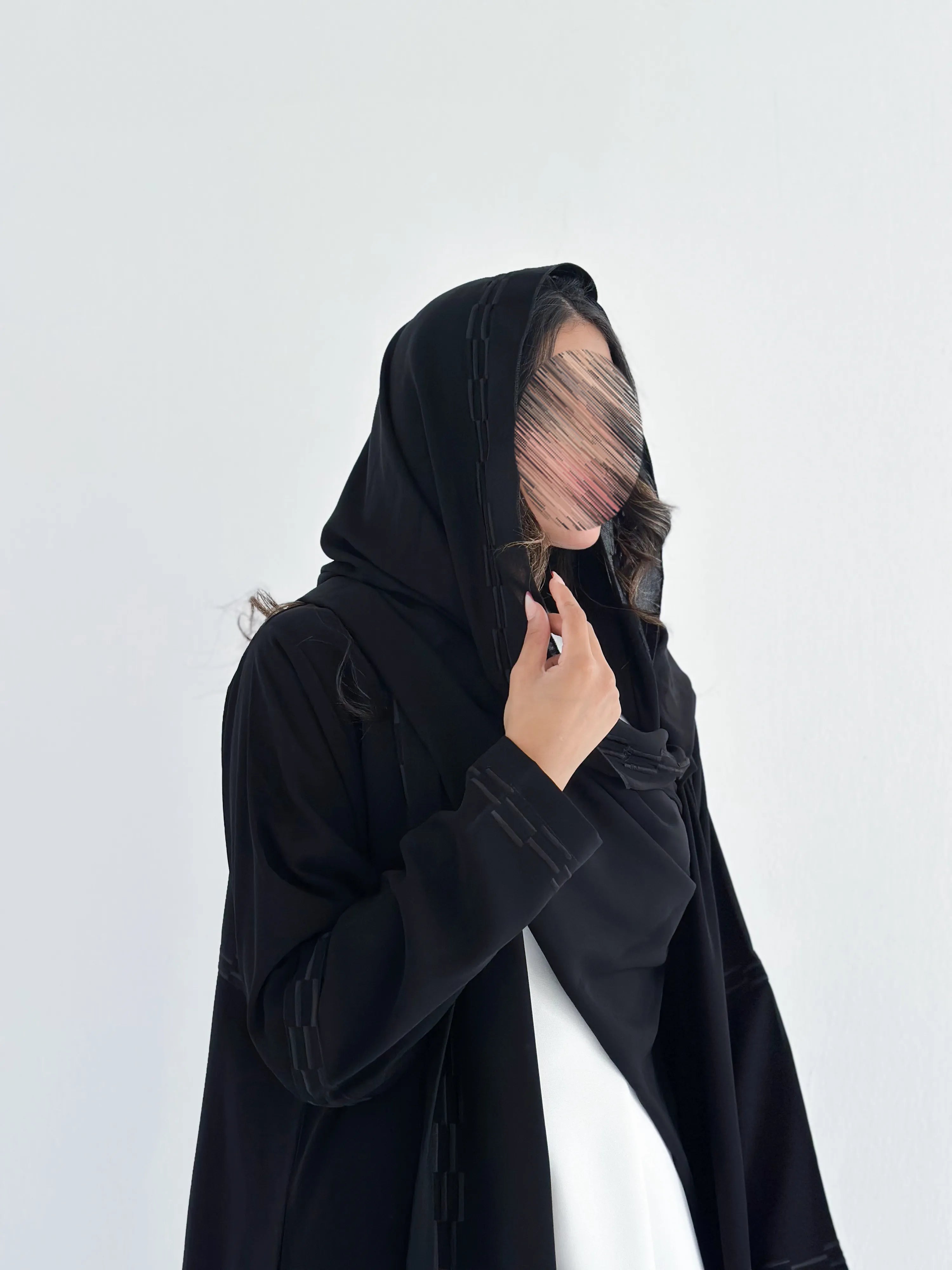 MW423 - عباية سوداء مطرزة خطوط - Aya