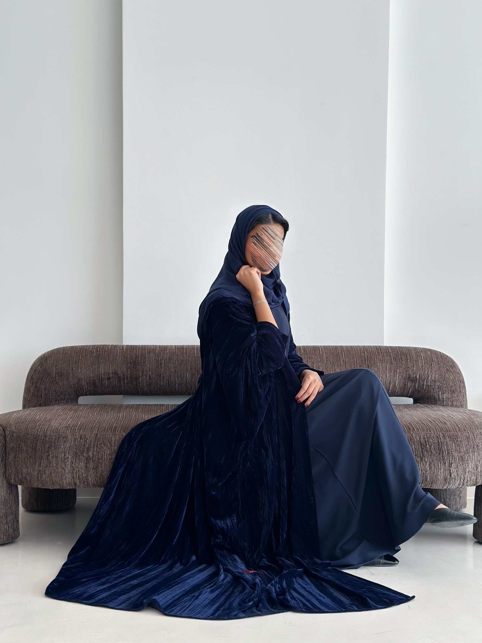 MW1887 - عباية مخمل مع فستان كريب - Aya