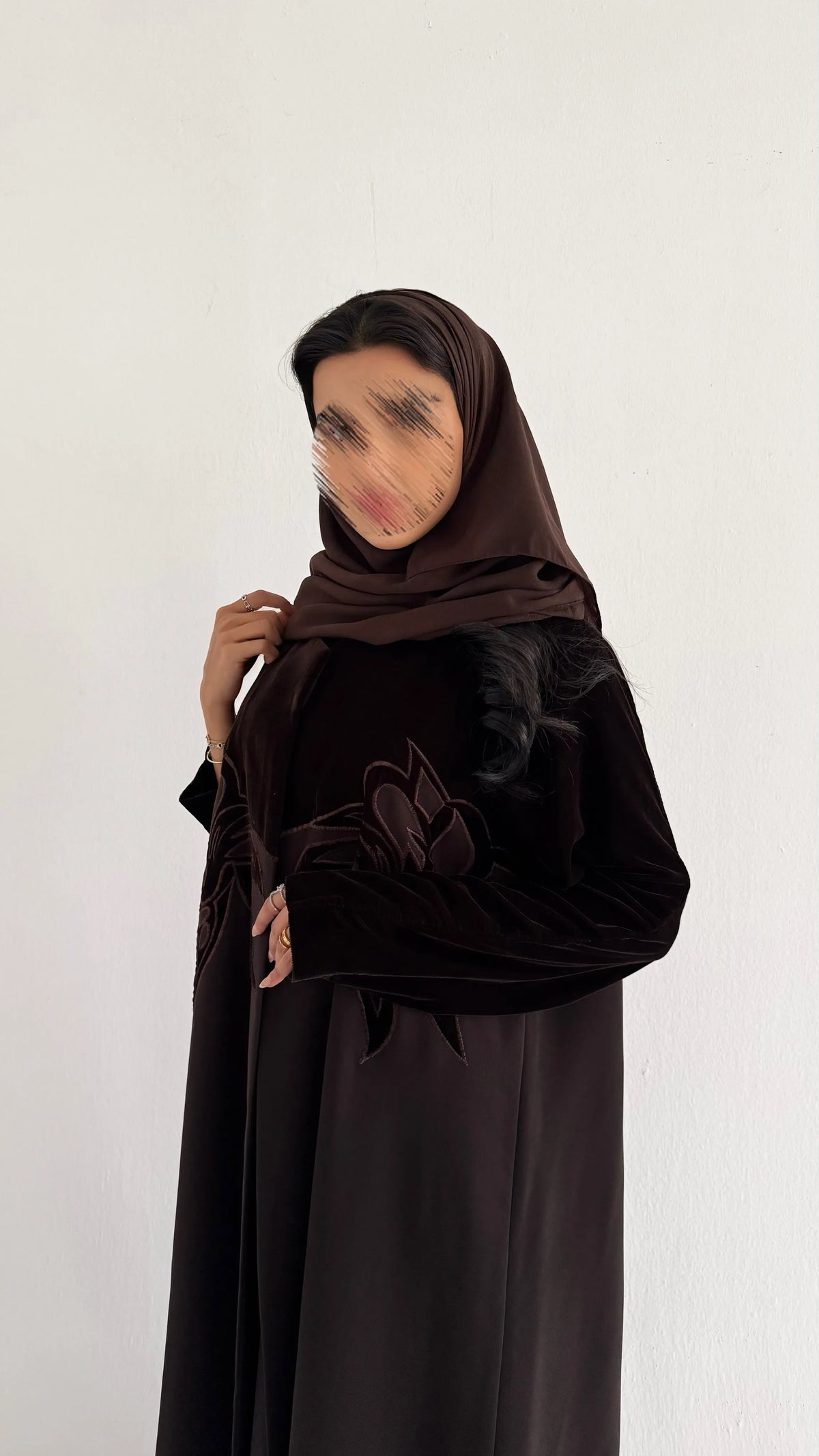 MW534  - عباية شتويه بنية مخمل وكريب بمزينة بقصة تطريز - Aya
