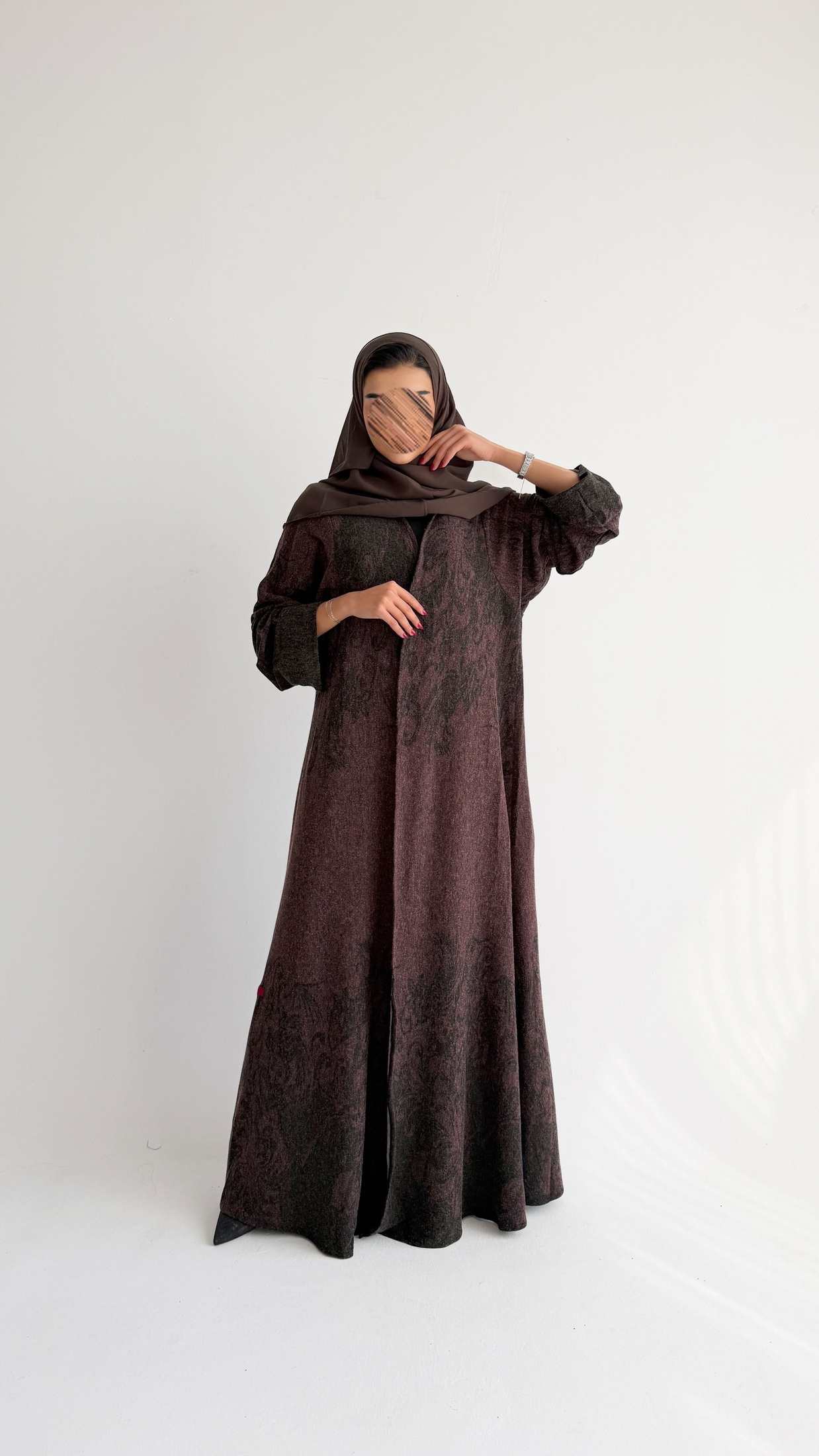 MW1855 - عباية مخمل كاملة طباعة برسمات راقية ودافئي - Aya