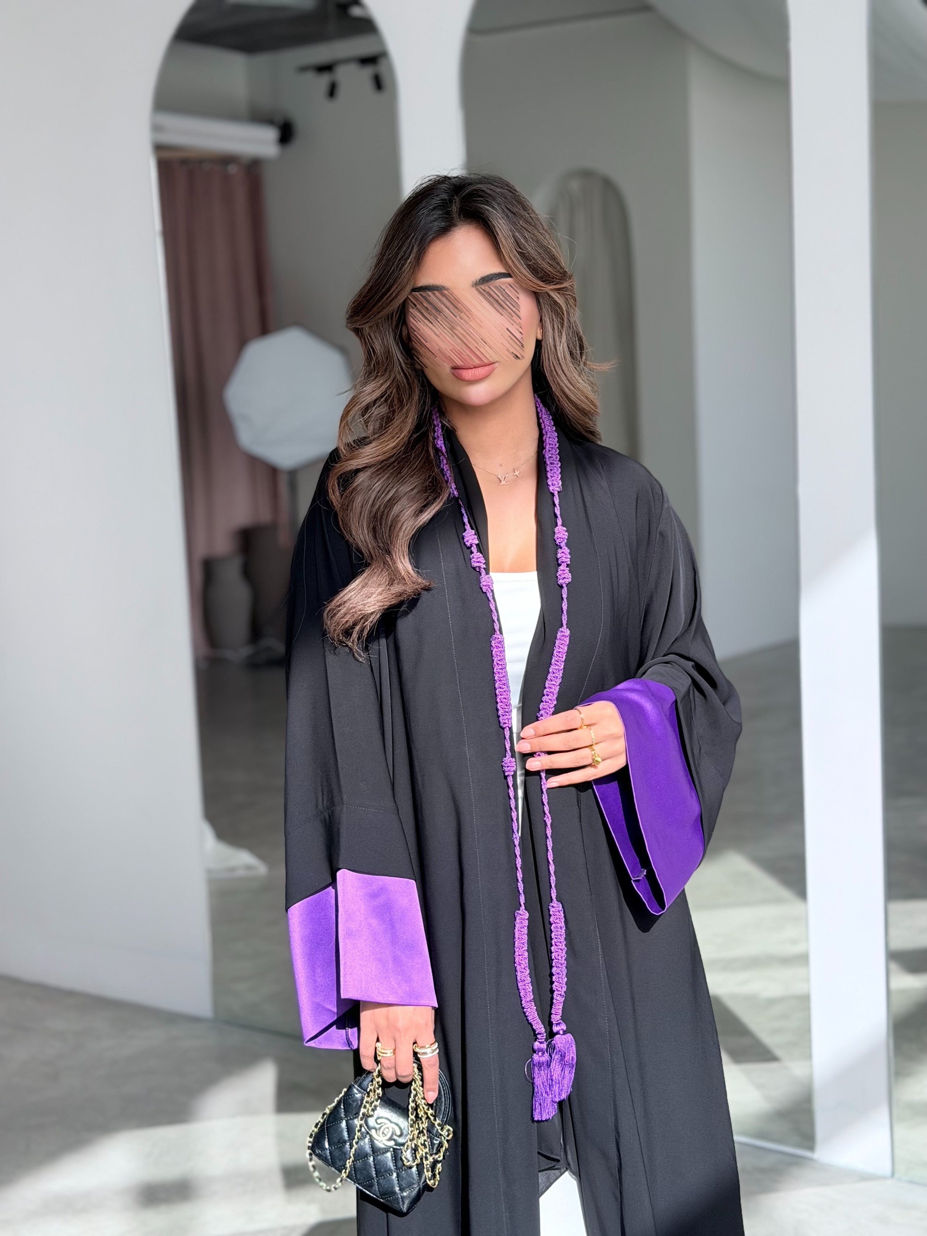 MWT5018 - قماش اسود كريب و اضافة قماش تفته ناعم بنفسجي بالأكمام مع كلفة من الأمام قصة نص كلوش - Aya