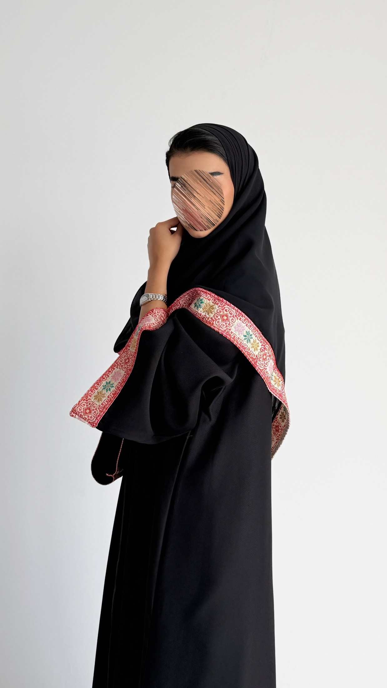 MW1808 - عباية كريب اسود مع تدخيلة كلفة مطرزة - Aya