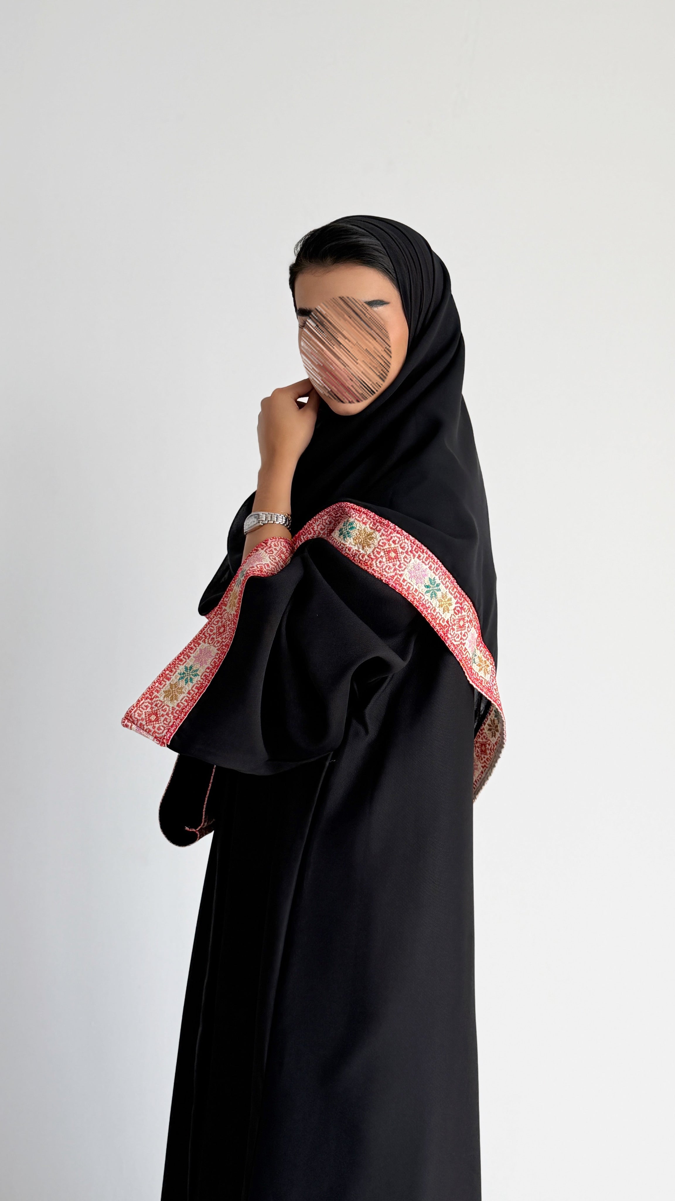 MW1808 - عباية كريب اسود مع تدخيلة كلفة مطرزة - Aya