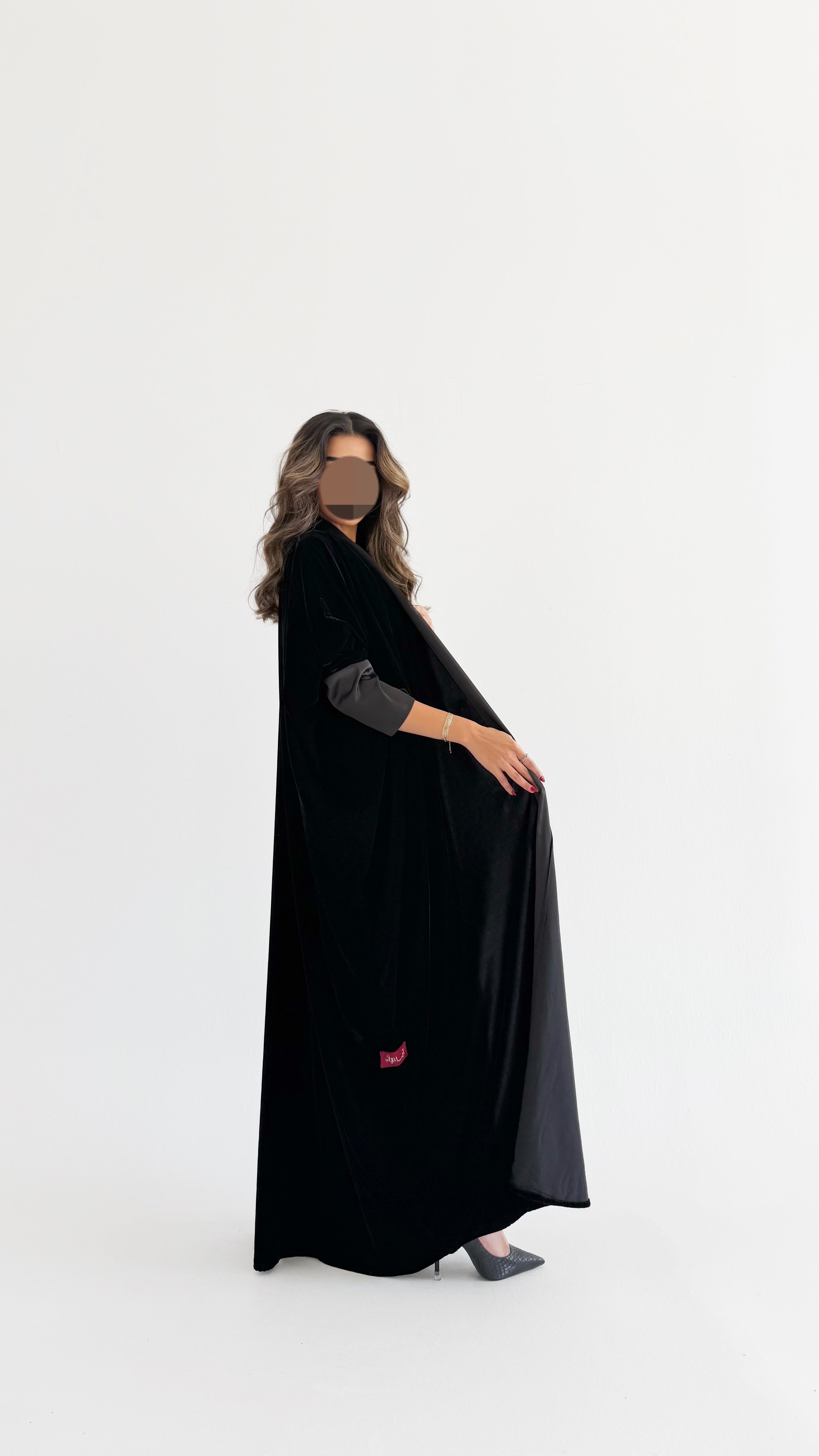 MWT369 - عباية اسود نطريز الياقة والاكمام