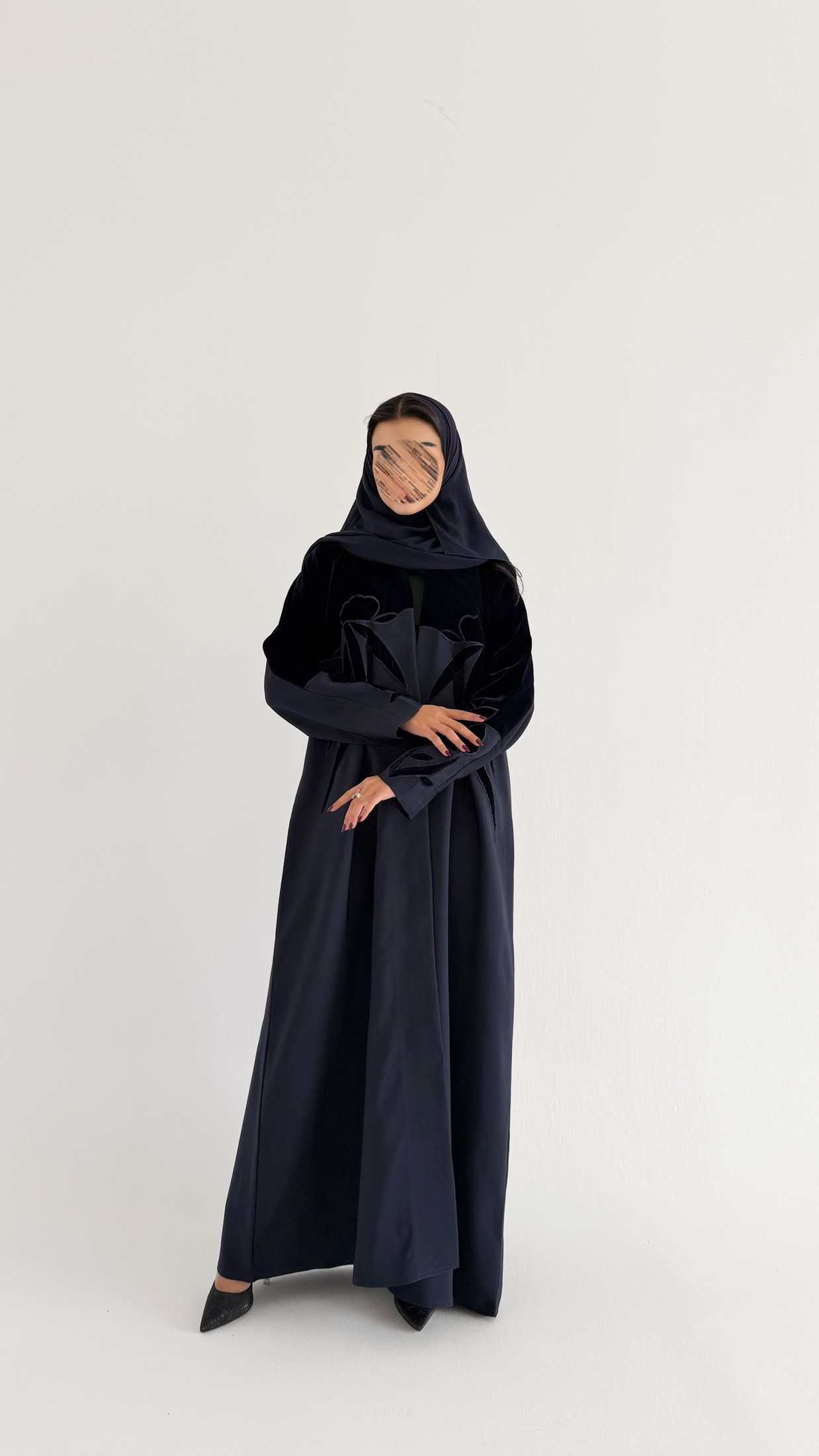 MWT895 - عبايه كريب مع تدخيله مخمل بشكل وردات - Aya